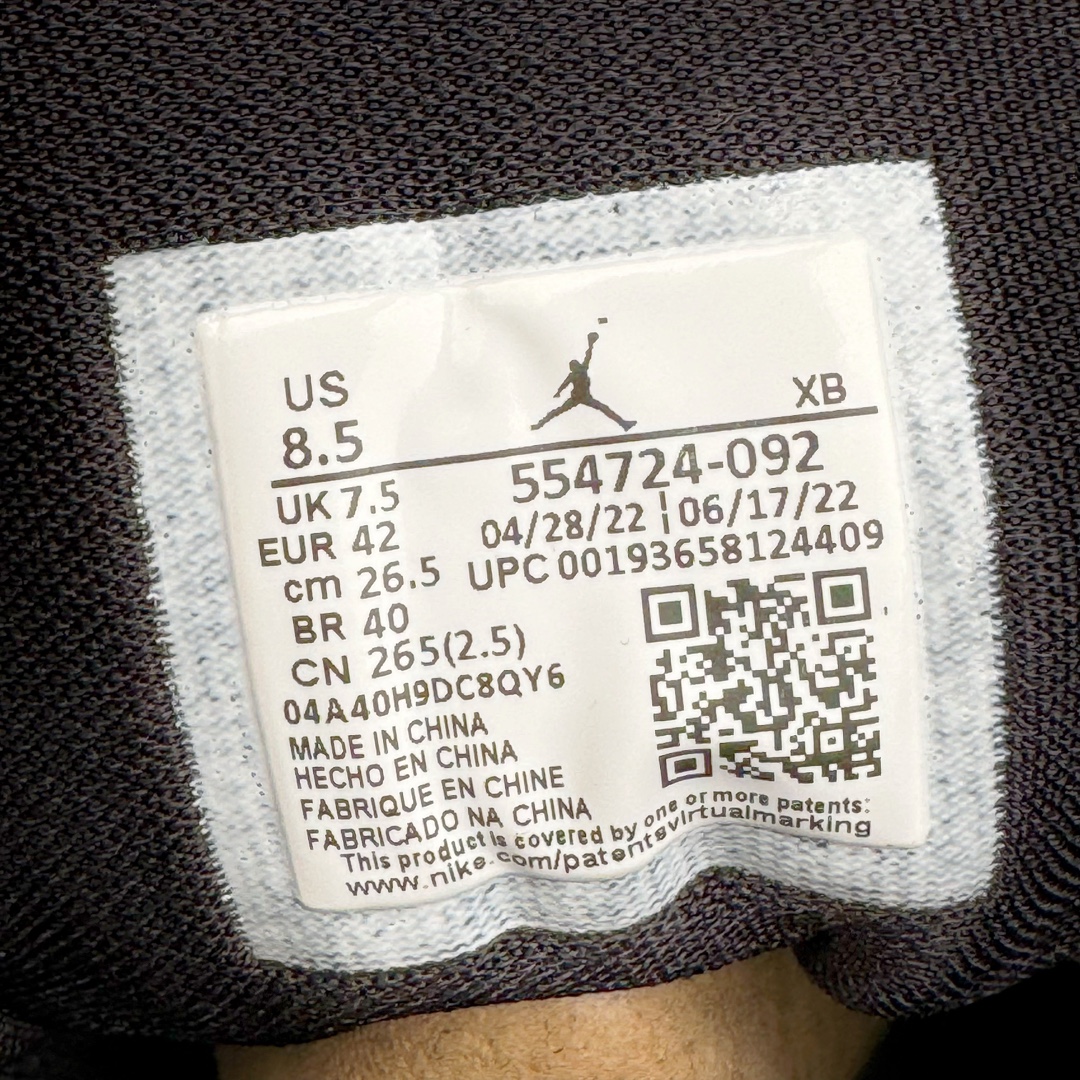 图片[11]-＃PK纯原 Air Jordan AJ1 Mid 中帮系列 烟灰色 554724-092 圈内最强单品 高端零售特供批次 产品品控稳定性领先行业 各方面均可对飙L版 良心定价不杀猪 原厂全套原楦原纸板冲刀磨具开发 原厂皮料加持 原厂港宝加持定型后跟R度完美 同源原厂电绣 飞翼针数密度立体效果一致 百分百一致原鞋 原厂拉帮工艺 针距密度一致 后跟弧度收口自然不对折 极致一眼正品既视感 进口玻璃冲刀皮料裁剪零毛边 全鞋电脑针车工艺 品控清洁度最高QC检验标准 免检产品 原厂订购鞋盒、鞋标、防尘纸、鞋撑、鞋带 追求极致的原厂味道 尺码：40 40.5 41 42 42.5 43 44 44.5 45 46 47.5-选品中心