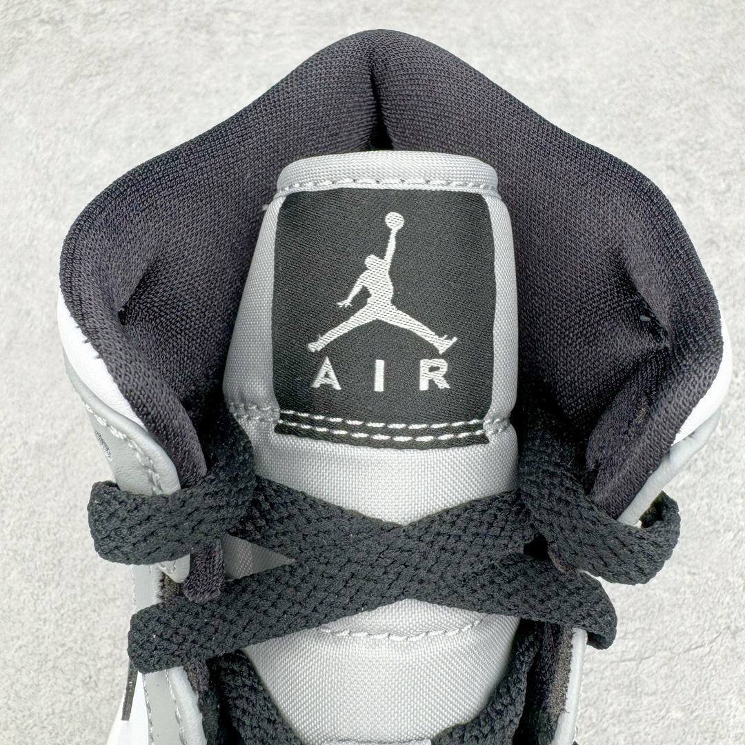 图片[12]-＃PK纯原 Air Jordan AJ1 Mid 中帮系列 烟灰色 554724-092 圈内最强单品 高端零售特供批次 产品品控稳定性领先行业 各方面均可对飙L版 良心定价不杀猪 原厂全套原楦原纸板冲刀磨具开发 原厂皮料加持 原厂港宝加持定型后跟R度完美 同源原厂电绣 飞翼针数密度立体效果一致 百分百一致原鞋 原厂拉帮工艺 针距密度一致 后跟弧度收口自然不对折 极致一眼正品既视感 进口玻璃冲刀皮料裁剪零毛边 全鞋电脑针车工艺 品控清洁度最高QC检验标准 免检产品 原厂订购鞋盒、鞋标、防尘纸、鞋撑、鞋带 追求极致的原厂味道 尺码：40 40.5 41 42 42.5 43 44 44.5 45 46 47.5-选品中心
