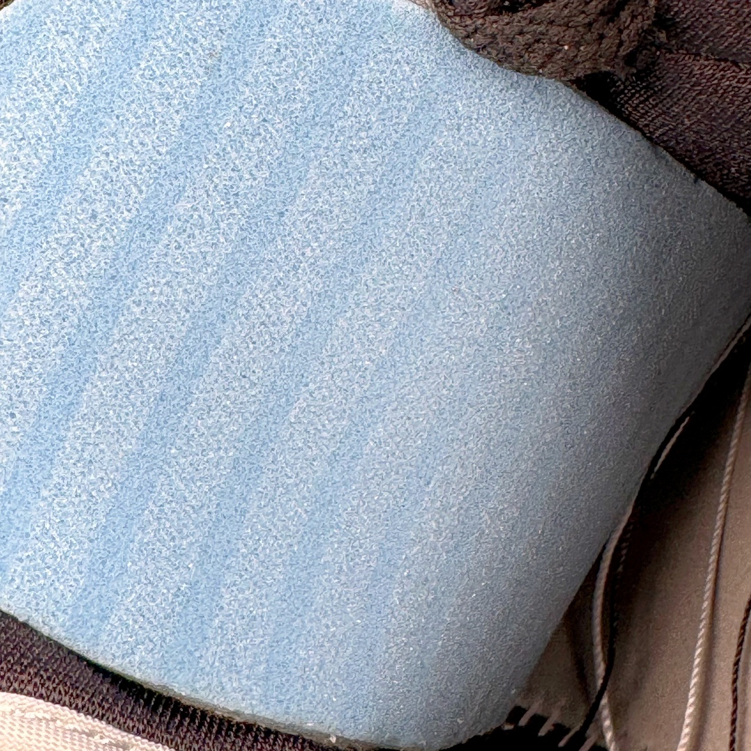 图片[19]-＃PK纯原 Air Jordan AJ1 Mid 中帮系列 烟灰色 554724-092 圈内最强单品 高端零售特供批次 产品品控稳定性领先行业 各方面均可对飙L版 良心定价不杀猪 原厂全套原楦原纸板冲刀磨具开发 原厂皮料加持 原厂港宝加持定型后跟R度完美 同源原厂电绣 飞翼针数密度立体效果一致 百分百一致原鞋 原厂拉帮工艺 针距密度一致 后跟弧度收口自然不对折 极致一眼正品既视感 进口玻璃冲刀皮料裁剪零毛边 全鞋电脑针车工艺 品控清洁度最高QC检验标准 免检产品 原厂订购鞋盒、鞋标、防尘纸、鞋撑、鞋带 追求极致的原厂味道 尺码：40 40.5 41 42 42.5 43 44 44.5 45 46 47.5-选品中心