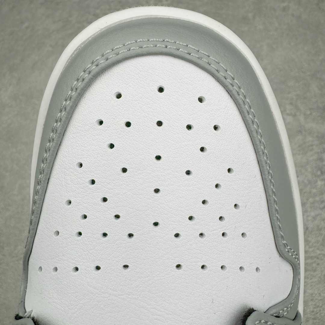 图片[13]-＃PK纯原 Air Jordan AJ1 Mid 中帮系列 烟灰色 554724-092 圈内最强单品 高端零售特供批次 产品品控稳定性领先行业 各方面均可对飙L版 良心定价不杀猪 原厂全套原楦原纸板冲刀磨具开发 原厂皮料加持 原厂港宝加持定型后跟R度完美 同源原厂电绣 飞翼针数密度立体效果一致 百分百一致原鞋 原厂拉帮工艺 针距密度一致 后跟弧度收口自然不对折 极致一眼正品既视感 进口玻璃冲刀皮料裁剪零毛边 全鞋电脑针车工艺 品控清洁度最高QC检验标准 免检产品 原厂订购鞋盒、鞋标、防尘纸、鞋撑、鞋带 追求极致的原厂味道 尺码：40 40.5 41 42 42.5 43 44 44.5 45 46 47.5-选品中心