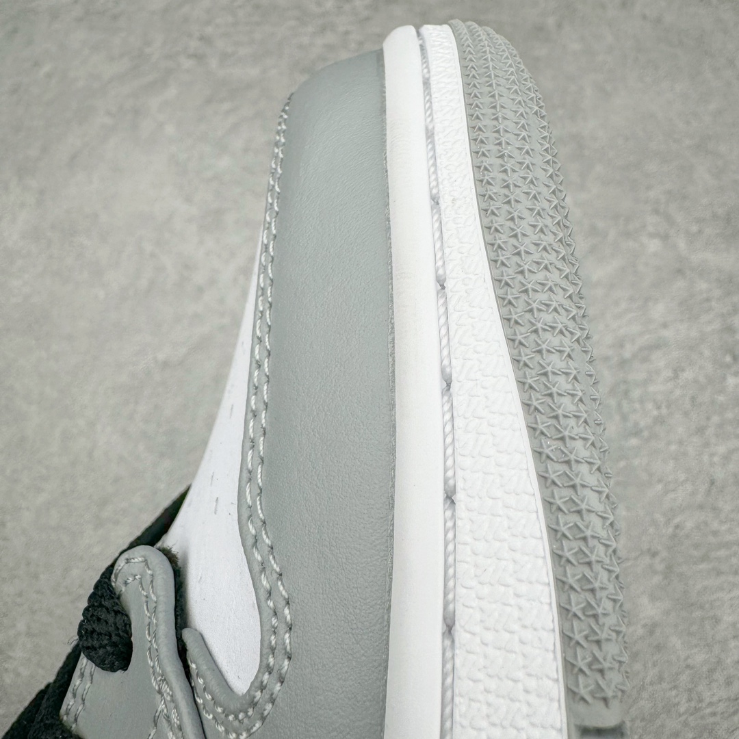 图片[14]-＃PK纯原 Air Jordan AJ1 Mid 中帮系列 烟灰色 554724-092 圈内最强单品 高端零售特供批次 产品品控稳定性领先行业 各方面均可对飙L版 良心定价不杀猪 原厂全套原楦原纸板冲刀磨具开发 原厂皮料加持 原厂港宝加持定型后跟R度完美 同源原厂电绣 飞翼针数密度立体效果一致 百分百一致原鞋 原厂拉帮工艺 针距密度一致 后跟弧度收口自然不对折 极致一眼正品既视感 进口玻璃冲刀皮料裁剪零毛边 全鞋电脑针车工艺 品控清洁度最高QC检验标准 免检产品 原厂订购鞋盒、鞋标、防尘纸、鞋撑、鞋带 追求极致的原厂味道 尺码：40 40.5 41 42 42.5 43 44 44.5 45 46 47.5-选品中心