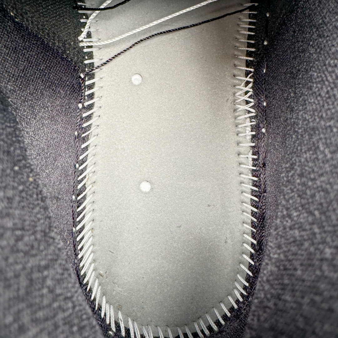 图片[10]-＃PK纯原 Air Jordan AJ1 Mid 中帮系列 烟灰色 554724-092 圈内最强单品 高端零售特供批次 产品品控稳定性领先行业 各方面均可对飙L版 良心定价不杀猪 原厂全套原楦原纸板冲刀磨具开发 原厂皮料加持 原厂港宝加持定型后跟R度完美 同源原厂电绣 飞翼针数密度立体效果一致 百分百一致原鞋 原厂拉帮工艺 针距密度一致 后跟弧度收口自然不对折 极致一眼正品既视感 进口玻璃冲刀皮料裁剪零毛边 全鞋电脑针车工艺 品控清洁度最高QC检验标准 免检产品 原厂订购鞋盒、鞋标、防尘纸、鞋撑、鞋带 追求极致的原厂味道 尺码：40 40.5 41 42 42.5 43 44 44.5 45 46 47.5-选品中心