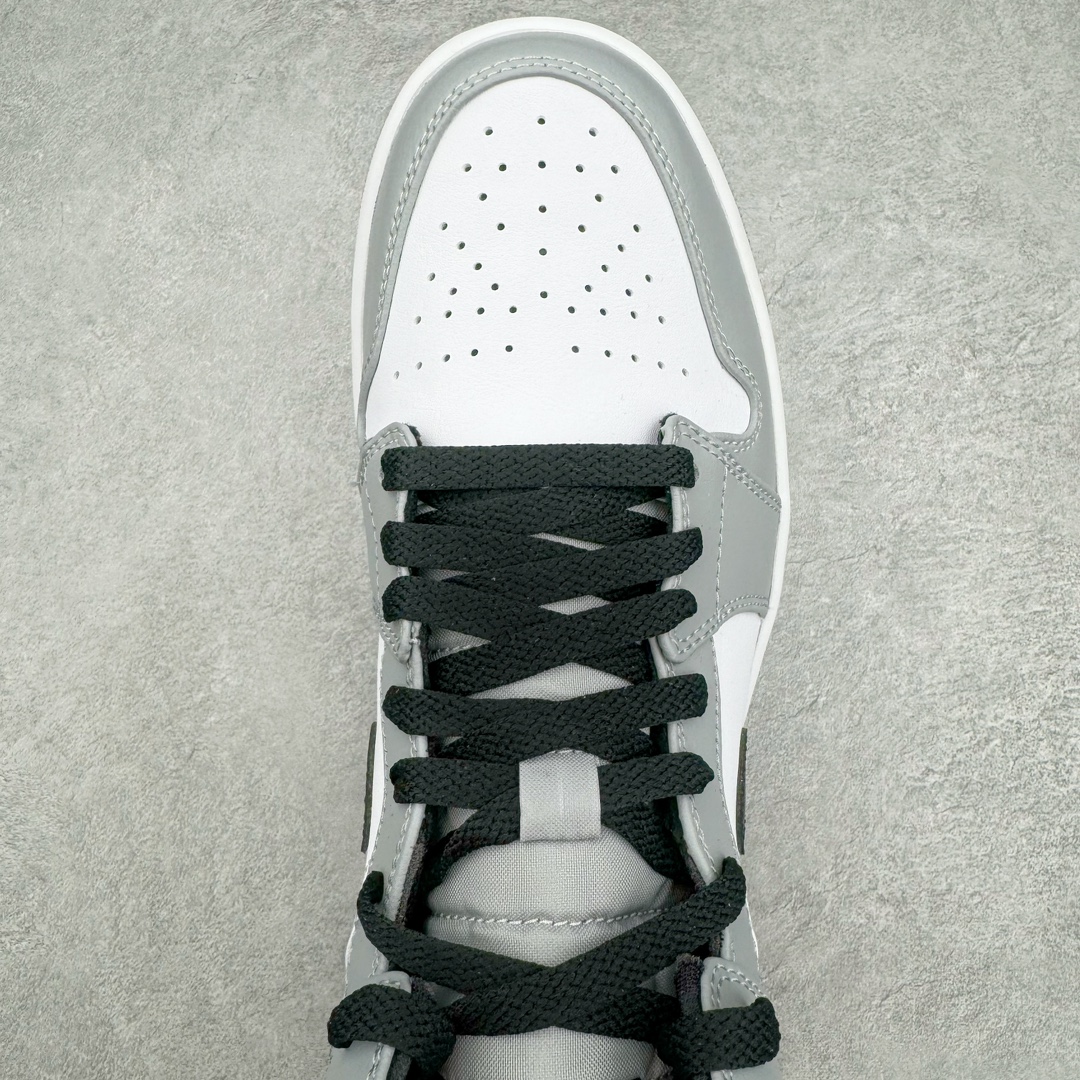 图片[4]-＃PK纯原 Air Jordan AJ1 Mid 中帮系列 烟灰色 554724-092 圈内最强单品 高端零售特供批次 产品品控稳定性领先行业 各方面均可对飙L版 良心定价不杀猪 原厂全套原楦原纸板冲刀磨具开发 原厂皮料加持 原厂港宝加持定型后跟R度完美 同源原厂电绣 飞翼针数密度立体效果一致 百分百一致原鞋 原厂拉帮工艺 针距密度一致 后跟弧度收口自然不对折 极致一眼正品既视感 进口玻璃冲刀皮料裁剪零毛边 全鞋电脑针车工艺 品控清洁度最高QC检验标准 免检产品 原厂订购鞋盒、鞋标、防尘纸、鞋撑、鞋带 追求极致的原厂味道 尺码：40 40.5 41 42 42.5 43 44 44.5 45 46 47.5-选品中心