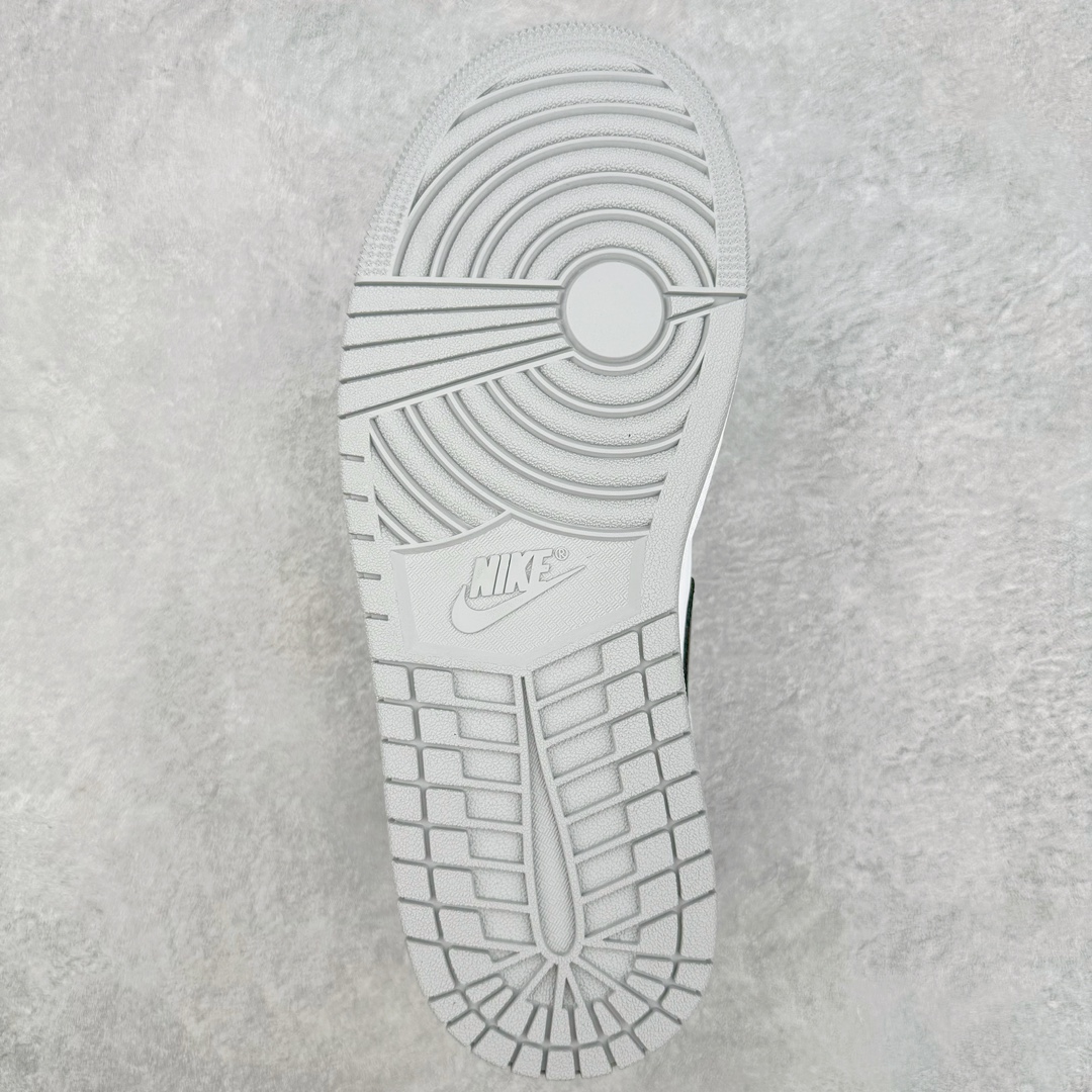 图片[9]-＃PK纯原 Air Jordan AJ1 Mid 中帮系列 烟灰色 554724-092 圈内最强单品 高端零售特供批次 产品品控稳定性领先行业 各方面均可对飙L版 良心定价不杀猪 原厂全套原楦原纸板冲刀磨具开发 原厂皮料加持 原厂港宝加持定型后跟R度完美 同源原厂电绣 飞翼针数密度立体效果一致 百分百一致原鞋 原厂拉帮工艺 针距密度一致 后跟弧度收口自然不对折 极致一眼正品既视感 进口玻璃冲刀皮料裁剪零毛边 全鞋电脑针车工艺 品控清洁度最高QC检验标准 免检产品 原厂订购鞋盒、鞋标、防尘纸、鞋撑、鞋带 追求极致的原厂味道 尺码：40 40.5 41 42 42.5 43 44 44.5 45 46 47.5-选品中心