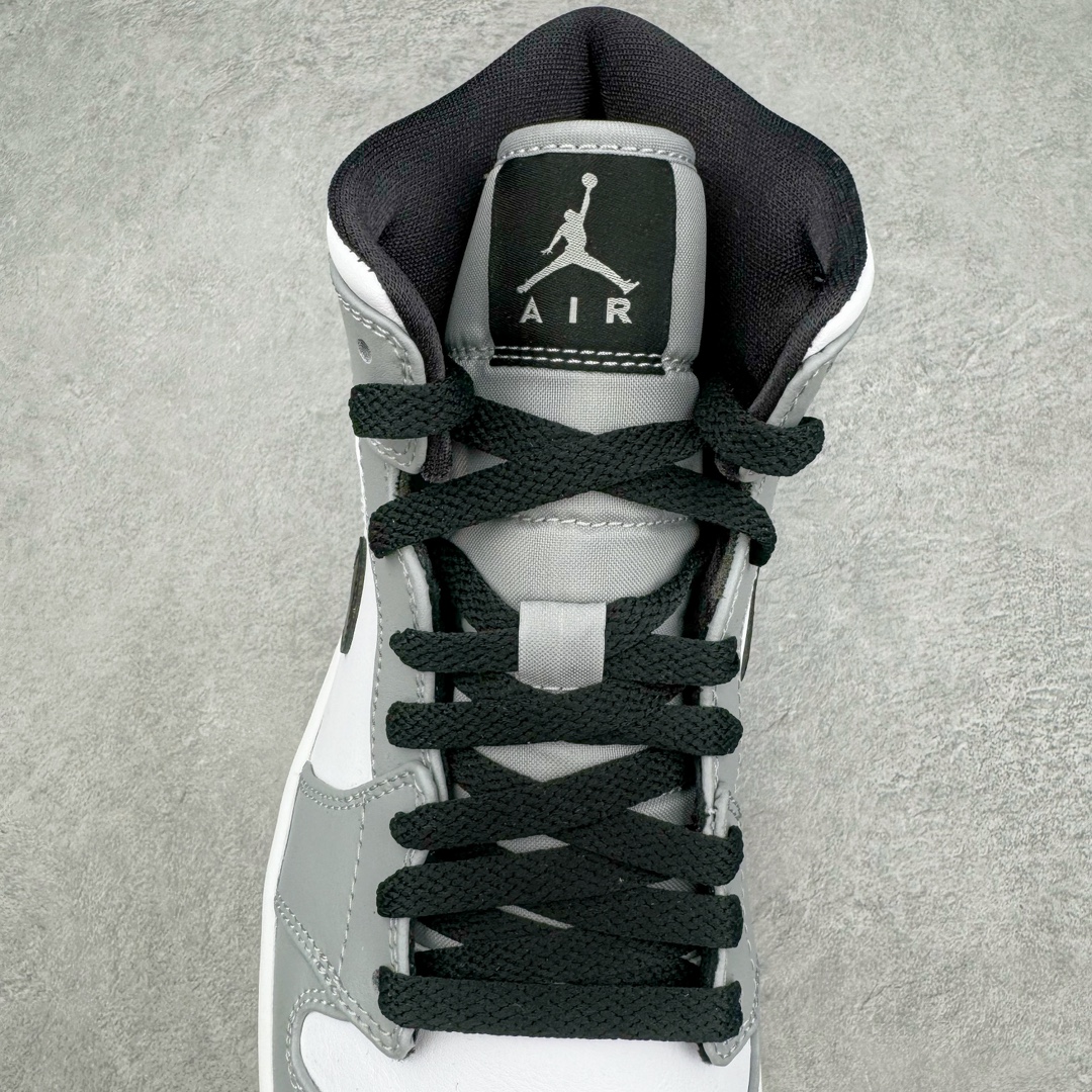 图片[5]-＃PK纯原 Air Jordan AJ1 Mid 中帮系列 烟灰色 554724-092 圈内最强单品 高端零售特供批次 产品品控稳定性领先行业 各方面均可对飙L版 良心定价不杀猪 原厂全套原楦原纸板冲刀磨具开发 原厂皮料加持 原厂港宝加持定型后跟R度完美 同源原厂电绣 飞翼针数密度立体效果一致 百分百一致原鞋 原厂拉帮工艺 针距密度一致 后跟弧度收口自然不对折 极致一眼正品既视感 进口玻璃冲刀皮料裁剪零毛边 全鞋电脑针车工艺 品控清洁度最高QC检验标准 免检产品 原厂订购鞋盒、鞋标、防尘纸、鞋撑、鞋带 追求极致的原厂味道 尺码：40 40.5 41 42 42.5 43 44 44.5 45 46 47.5-选品中心
