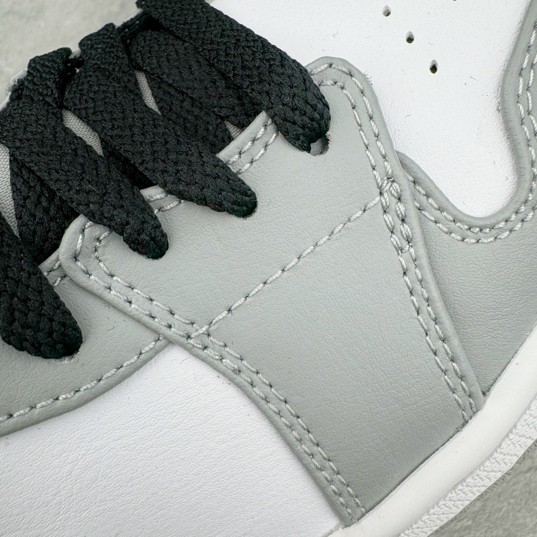 图片[17]-＃PK纯原 Air Jordan AJ1 Mid 中帮系列 烟灰色 554724-092 圈内最强单品 高端零售特供批次 产品品控稳定性领先行业 各方面均可对飙L版 良心定价不杀猪 原厂全套原楦原纸板冲刀磨具开发 原厂皮料加持 原厂港宝加持定型后跟R度完美 同源原厂电绣 飞翼针数密度立体效果一致 百分百一致原鞋 原厂拉帮工艺 针距密度一致 后跟弧度收口自然不对折 极致一眼正品既视感 进口玻璃冲刀皮料裁剪零毛边 全鞋电脑针车工艺 品控清洁度最高QC检验标准 免检产品 原厂订购鞋盒、鞋标、防尘纸、鞋撑、鞋带 追求极致的原厂味道 尺码：40 40.5 41 42 42.5 43 44 44.5 45 46 47.5-选品中心