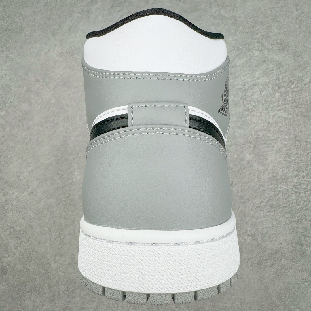 图片[8]-＃PK纯原 Air Jordan AJ1 Mid 中帮系列 烟灰色 554724-092 圈内最强单品 高端零售特供批次 产品品控稳定性领先行业 各方面均可对飙L版 良心定价不杀猪 原厂全套原楦原纸板冲刀磨具开发 原厂皮料加持 原厂港宝加持定型后跟R度完美 同源原厂电绣 飞翼针数密度立体效果一致 百分百一致原鞋 原厂拉帮工艺 针距密度一致 后跟弧度收口自然不对折 极致一眼正品既视感 进口玻璃冲刀皮料裁剪零毛边 全鞋电脑针车工艺 品控清洁度最高QC检验标准 免检产品 原厂订购鞋盒、鞋标、防尘纸、鞋撑、鞋带 追求极致的原厂味道 尺码：40 40.5 41 42 42.5 43 44 44.5 45 46 47.5-选品中心