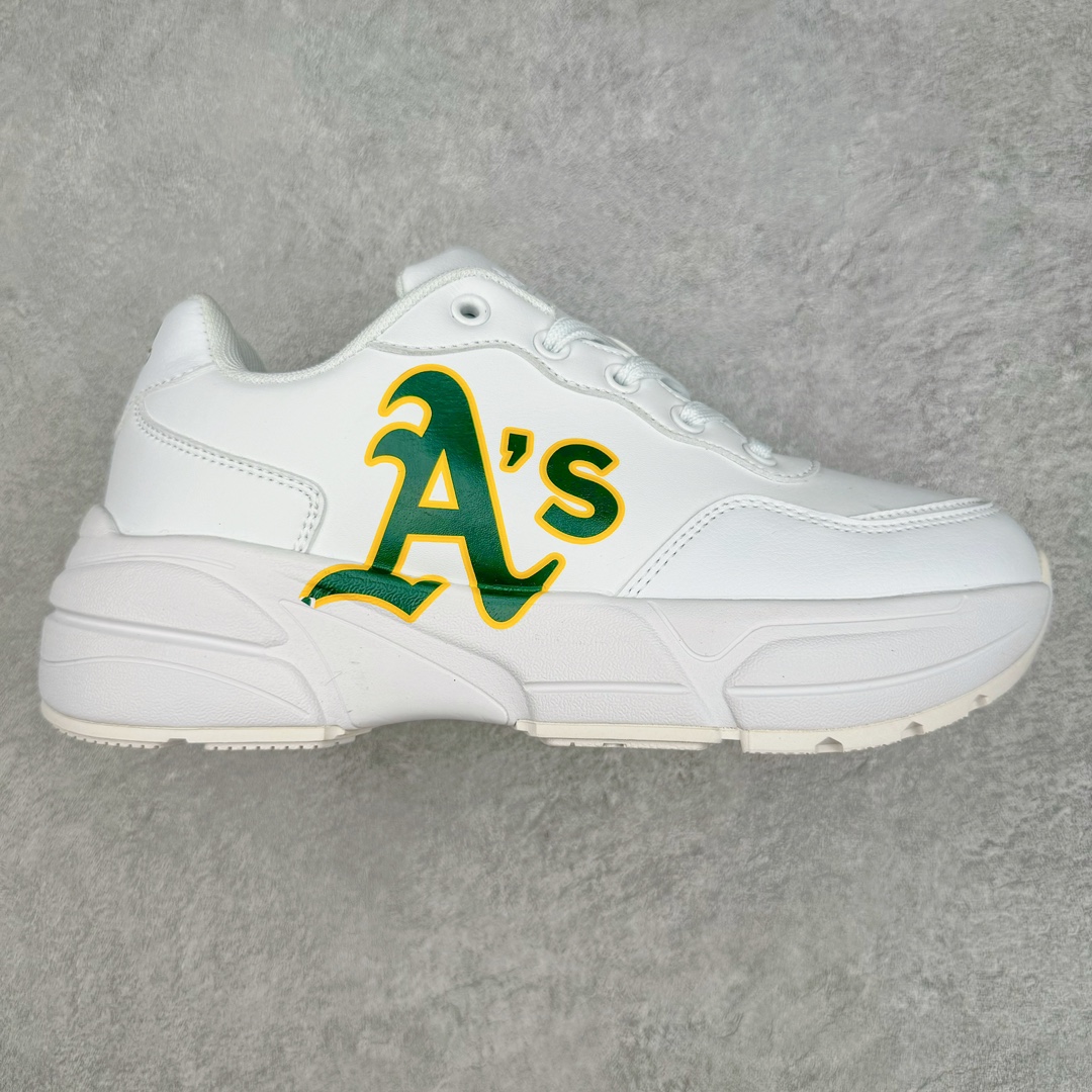 NY美国榄球洋基队New York Yankees x MLB Big Ball Chunky Mask Sandal 系列厚底老爹风魔术贴镂空休闲运动鞋 MLB以150多年传统的美国职业棒球大联盟为创作蓝本，韩流大热CHUCKY鞋款作基调，特意采用6cm加厚鞋底，并注入多个MLB独有的美式棒球文化的细节设计，打造出时尚外观，尽显独特而强烈的时尚格调。 MLB重新演译美国职业棒球大联盟中的术语「BIG BALL」，特意保留MLB标志性的NY Yankee、LA Dodgers、Boston Red Sox等多队知名棒球队Logo，以「Mega Logo」的形式展现在鞋面设计上。MLB老爹鞋具有耐用的柔软鞋面和厚实的弹性鞋垫，提供舒适的抓地力。与传统的老爹鞋不同，它看起来感觉很重，其实很舒适轻巧。采用的6cm高的鞋垫，也具有长腿效果。尺码：35 36 36.5 37.5 38 38.5 39 40 40.5 41 42 42.5 43 44 44.5 45-选品中心