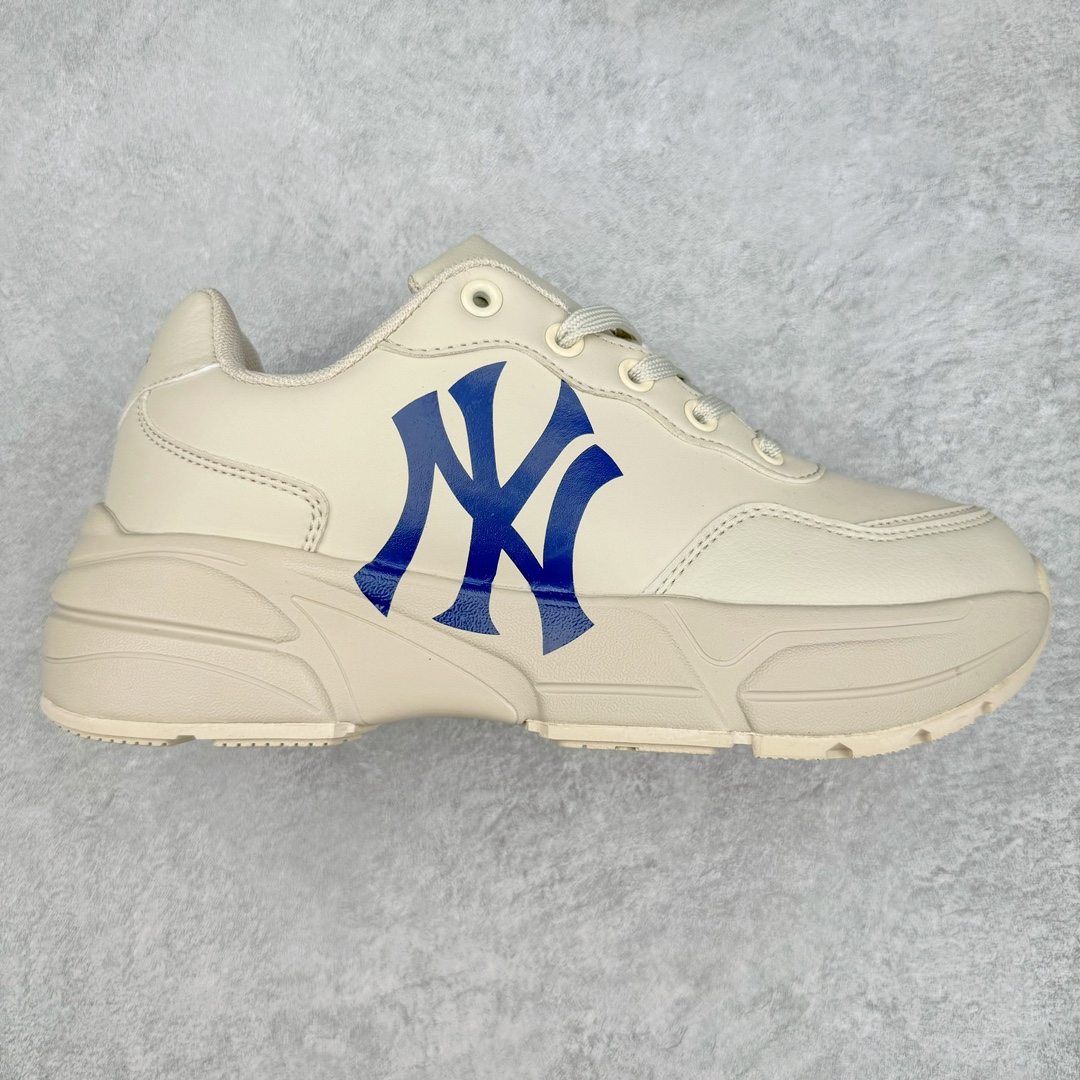 NY美国榄球洋基队New York Yankees x MLB Big Ball Chunky Mask Sandal 系列厚底老爹风魔术贴镂空休闲运动鞋 MLB以150多年传统的美国职业棒球大联盟为创作蓝本，韩流大热CHUCKY鞋款作基调，特意采用6cm加厚鞋底，并注入多个MLB独有的美式棒球文化的细节设计，打造出时尚外观，尽显独特而强烈的时尚格调。 MLB重新演译美国职业棒球大联盟中的术语「BIG BALL」，特意保留MLB标志性的NY Yankee、LA Dodgers、Boston Red Sox等多队知名棒球队Logo，以「Mega Logo」的形式展现在鞋面设计上。MLB老爹鞋具有耐用的柔软鞋面和厚实的弹性鞋垫，提供舒适的抓地力。与传统的老爹鞋不同，它看起来感觉很重，其实很舒适轻巧。采用的6cm高的鞋垫，也具有长腿效果。尺码：35 36 36.5 37.5 38 38.5 39 40 40.5 41 42 42.5 43 44 44.5 45-选品中心
