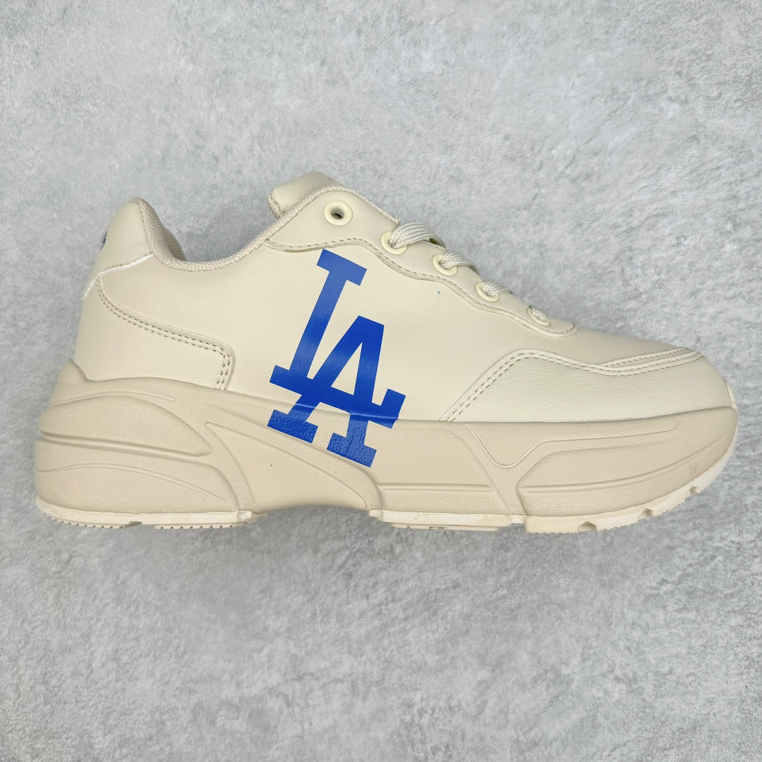 NY美国榄球洋基队New York Yankees x MLB Big Ball Chunky Mask Sandal 系列厚底老爹风魔术贴镂空休闲运动鞋 MLB以150多年传统的美国职业棒球大联盟为创作蓝本，韩流大热CHUCKY鞋款作基调，特意采用6cm加厚鞋底，并注入多个MLB独有的美式棒球文化的细节设计，打造出时尚外观，尽显独特而强烈的时尚格调。 MLB重新演译美国职业棒球大联盟中的术语「BIG BALL」，特意保留MLB标志性的NY Yankee、LA Dodgers、Boston Red Sox等多队知名棒球队Logo，以「Mega Logo」的形式展现在鞋面设计上。MLB老爹鞋具有耐用的柔软鞋面和厚实的弹性鞋垫，提供舒适的抓地力。与传统的老爹鞋不同，它看起来感觉很重，其实很舒适轻巧。采用的6cm高的鞋垫，也具有长腿效果。尺码：35 36 36.5 37.5 38 38.5 39 40 40.5 41 42 42.5 43 44 44.5 45-选品中心