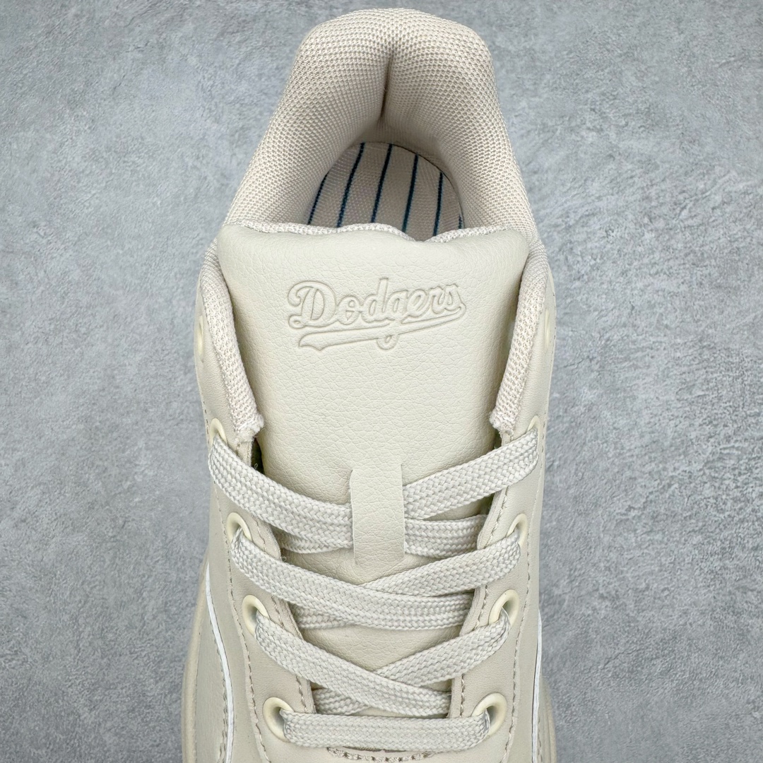 图片[5]-NY美国榄球洋基队New York Yankees x MLB Big Ball Chunky Mask Sandal 系列厚底老爹风魔术贴镂空休闲运动鞋 MLB以150多年传统的美国职业棒球大联盟为创作蓝本，韩流大热CHUCKY鞋款作基调，特意采用6cm加厚鞋底，并注入多个MLB独有的美式棒球文化的细节设计，打造出时尚外观，尽显独特而强烈的时尚格调。 MLB重新演译美国职业棒球大联盟中的术语「BIG BALL」，特意保留MLB标志性的NY Yankee、LA Dodgers、Boston Red Sox等多队知名棒球队Logo，以「Mega Logo」的形式展现在鞋面设计上。MLB老爹鞋具有耐用的柔软鞋面和厚实的弹性鞋垫，提供舒适的抓地力。与传统的老爹鞋不同，它看起来感觉很重，其实很舒适轻巧。采用的6cm高的鞋垫，也具有长腿效果。尺码：35 36 36.5 37.5 38 38.5 39 40 40.5 41 42 42.5 43 44 44.5 45-选品中心