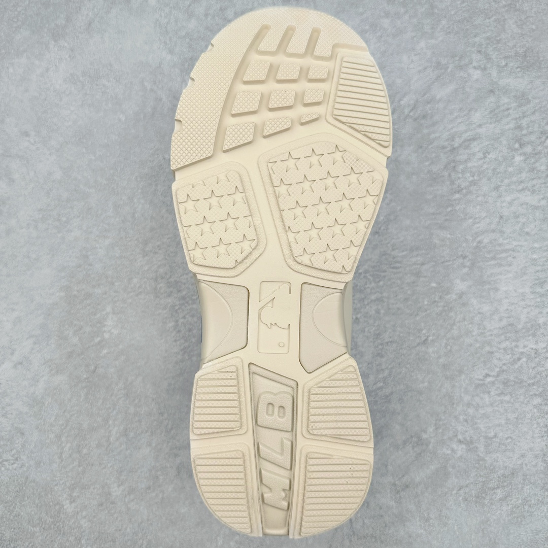 图片[9]-NY美国榄球洋基队New York Yankees x MLB Big Ball Chunky Mask Sandal 系列厚底老爹风魔术贴镂空休闲运动鞋 MLB以150多年传统的美国职业棒球大联盟为创作蓝本，韩流大热CHUCKY鞋款作基调，特意采用6cm加厚鞋底，并注入多个MLB独有的美式棒球文化的细节设计，打造出时尚外观，尽显独特而强烈的时尚格调。 MLB重新演译美国职业棒球大联盟中的术语「BIG BALL」，特意保留MLB标志性的NY Yankee、LA Dodgers、Boston Red Sox等多队知名棒球队Logo，以「Mega Logo」的形式展现在鞋面设计上。MLB老爹鞋具有耐用的柔软鞋面和厚实的弹性鞋垫，提供舒适的抓地力。与传统的老爹鞋不同，它看起来感觉很重，其实很舒适轻巧。采用的6cm高的鞋垫，也具有长腿效果。尺码：35 36 36.5 37.5 38 38.5 39 40 40.5 41 42 42.5 43 44 44.5 45-选品中心