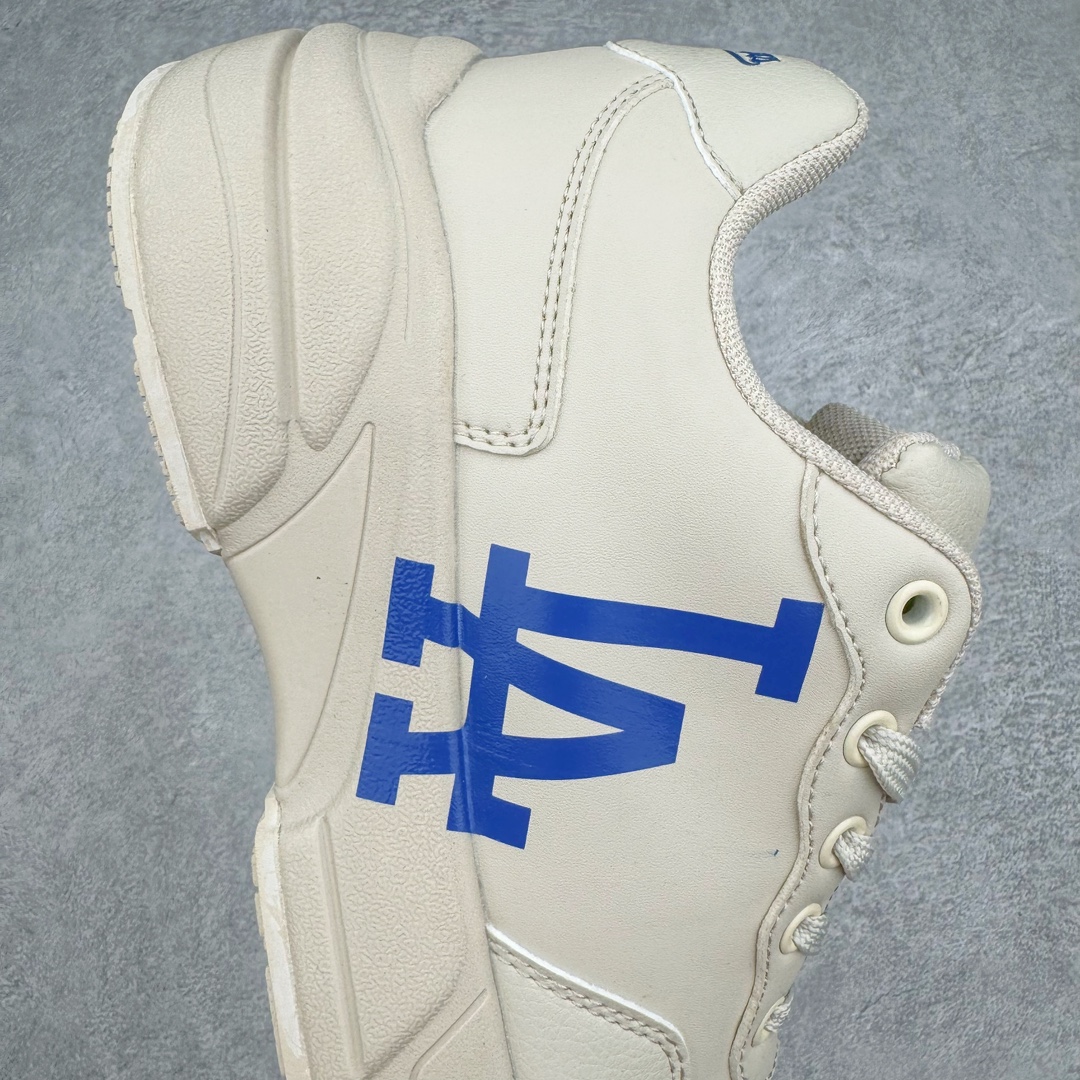 图片[6]-NY美国榄球洋基队New York Yankees x MLB Big Ball Chunky Mask Sandal 系列厚底老爹风魔术贴镂空休闲运动鞋 MLB以150多年传统的美国职业棒球大联盟为创作蓝本，韩流大热CHUCKY鞋款作基调，特意采用6cm加厚鞋底，并注入多个MLB独有的美式棒球文化的细节设计，打造出时尚外观，尽显独特而强烈的时尚格调。 MLB重新演译美国职业棒球大联盟中的术语「BIG BALL」，特意保留MLB标志性的NY Yankee、LA Dodgers、Boston Red Sox等多队知名棒球队Logo，以「Mega Logo」的形式展现在鞋面设计上。MLB老爹鞋具有耐用的柔软鞋面和厚实的弹性鞋垫，提供舒适的抓地力。与传统的老爹鞋不同，它看起来感觉很重，其实很舒适轻巧。采用的6cm高的鞋垫，也具有长腿效果。尺码：35 36 36.5 37.5 38 38.5 39 40 40.5 41 42 42.5 43 44 44.5 45-选品中心