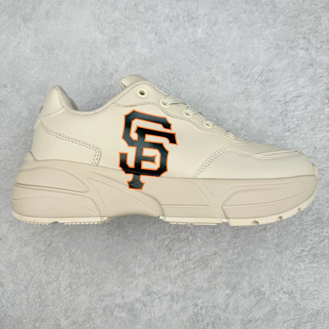 NY美国榄球洋基队New York Yankees x MLB Big Ball Chunky Mask Sandal 系列厚底老爹风魔术贴镂空休闲运动鞋 MLB以150多年传统的美国职业棒球大联盟为创作蓝本，韩流大热CHUCKY鞋款作基调，特意采用6cm加厚鞋底，并注入多个MLB独有的美式棒球文化的细节设计，打造出时尚外观，尽显独特而强烈的时尚格调。 MLB重新演译美国职业棒球大联盟中的术语「BIG BALL」，特意保留MLB标志性的NY Yankee、LA Dodgers、Boston Red Sox等多队知名棒球队Logo，以「Mega Logo」的形式展现在鞋面设计上。MLB老爹鞋具有耐用的柔软鞋面和厚实的弹性鞋垫，提供舒适的抓地力。与传统的老爹鞋不同，它看起来感觉很重，其实很舒适轻巧。采用的6cm高的鞋垫，也具有长腿效果。尺码：35 36 36.5 37.5 38 38.5 39 40 40.5 41 42 42.5 43 44 44.5 45-选品中心