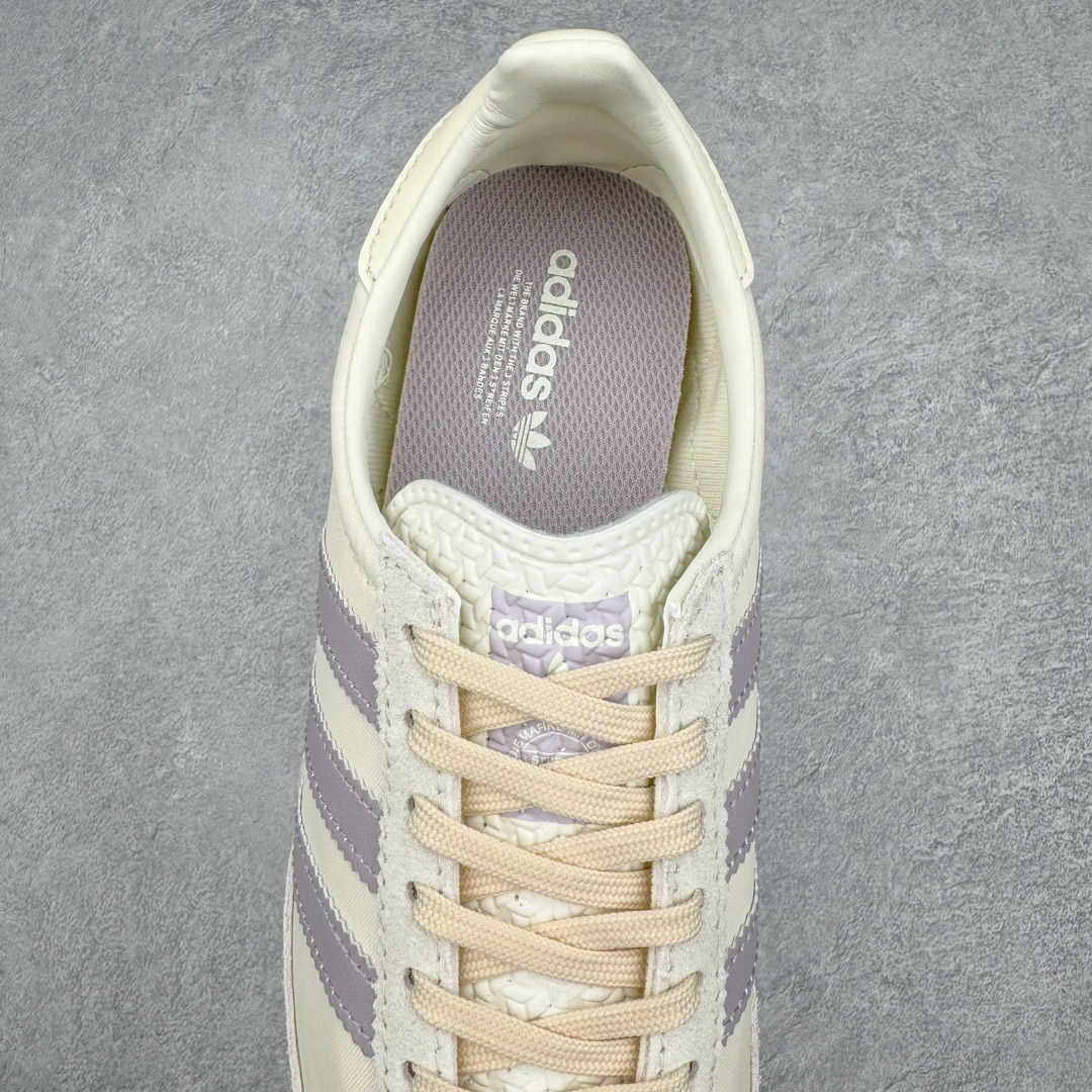 图片[5]-＃MF AD Wmns SL72 OG 系列德训足球风百搭低帮休闲运动板鞋 IE3428 Originals推出复古「T头鞋」造型的SL72鞋款复刻，有男女两款可选。男生款为SL72RS，鞋型挺立饱满，鞋底增加高度，采用麂皮与布面制作，符合复古氛围；女生款为SL72OGW，致敬经典款式，鞋身纤细，还原70年代设计，以绿色呈现，点缀金色细节。多款配色可选。「T 头鞋」这两年有多火大家见到了吧？明星、穿搭博主几乎人手一双，凭借复古味的外观，以及亲民的价格，同样成为了不少球鞋玩家日常上脚首选。近日 adidas Originals 将有「T 头鞋」造型的诞生于 1972 年的 SL72 鞋款复刻带回，各位买鞋又有新选择了。1972 年 SL72 问世后，引领了后来阿迪达斯的跑鞋发展方向，其中「SL」代表了 Super Light，彰显了产品轻便的特性。1972 年 SL72 问世后，引领了后来阿迪达斯的跑鞋发展方向，其中「SL」代表了 Super Light，彰显了产品轻便的特性。这次 adidas Originals 延续其轻质经典的基因，带来男女两款 SL72。男生款带来 SL72 RS 鞋型，RS 意为 Reshaped（重塑），鞋款在保留了经典的外观基础上，在尼龙材质里增加了填充物，使鞋型更加挺立和饱满，鞋头则更加圆润，鞋底的 EVA 材质则增加了鞋款的高度。女生款则带来 SL72 OG W 鞋型，OG 顾名思义则是致敬经典款式，相较于 RS（Reshaped）鞋款，鞋身更加纤细，其整体鞋身轮廓、线条、细节、材质上尊崇 70 年代 SL72 的设计，还原经典味道。尺码：36 36⅔ 37⅓ 38 38⅔ 39⅓ 40 40⅔ 41⅓ 42 42⅔ 43⅓ 44 44⅔ 45-选品中心