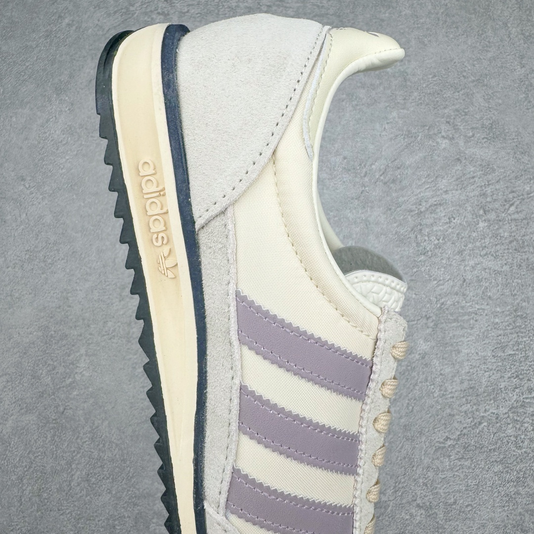 图片[6]-＃MF AD Wmns SL72 OG 系列德训足球风百搭低帮休闲运动板鞋 IE3428 Originals推出复古「T头鞋」造型的SL72鞋款复刻，有男女两款可选。男生款为SL72RS，鞋型挺立饱满，鞋底增加高度，采用麂皮与布面制作，符合复古氛围；女生款为SL72OGW，致敬经典款式，鞋身纤细，还原70年代设计，以绿色呈现，点缀金色细节。多款配色可选。「T 头鞋」这两年有多火大家见到了吧？明星、穿搭博主几乎人手一双，凭借复古味的外观，以及亲民的价格，同样成为了不少球鞋玩家日常上脚首选。近日 adidas Originals 将有「T 头鞋」造型的诞生于 1972 年的 SL72 鞋款复刻带回，各位买鞋又有新选择了。1972 年 SL72 问世后，引领了后来阿迪达斯的跑鞋发展方向，其中「SL」代表了 Super Light，彰显了产品轻便的特性。1972 年 SL72 问世后，引领了后来阿迪达斯的跑鞋发展方向，其中「SL」代表了 Super Light，彰显了产品轻便的特性。这次 adidas Originals 延续其轻质经典的基因，带来男女两款 SL72。男生款带来 SL72 RS 鞋型，RS 意为 Reshaped（重塑），鞋款在保留了经典的外观基础上，在尼龙材质里增加了填充物，使鞋型更加挺立和饱满，鞋头则更加圆润，鞋底的 EVA 材质则增加了鞋款的高度。女生款则带来 SL72 OG W 鞋型，OG 顾名思义则是致敬经典款式，相较于 RS（Reshaped）鞋款，鞋身更加纤细，其整体鞋身轮廓、线条、细节、材质上尊崇 70 年代 SL72 的设计，还原经典味道。尺码：36 36⅔ 37⅓ 38 38⅔ 39⅓ 40 40⅔ 41⅓ 42 42⅔ 43⅓ 44 44⅔ 45-选品中心