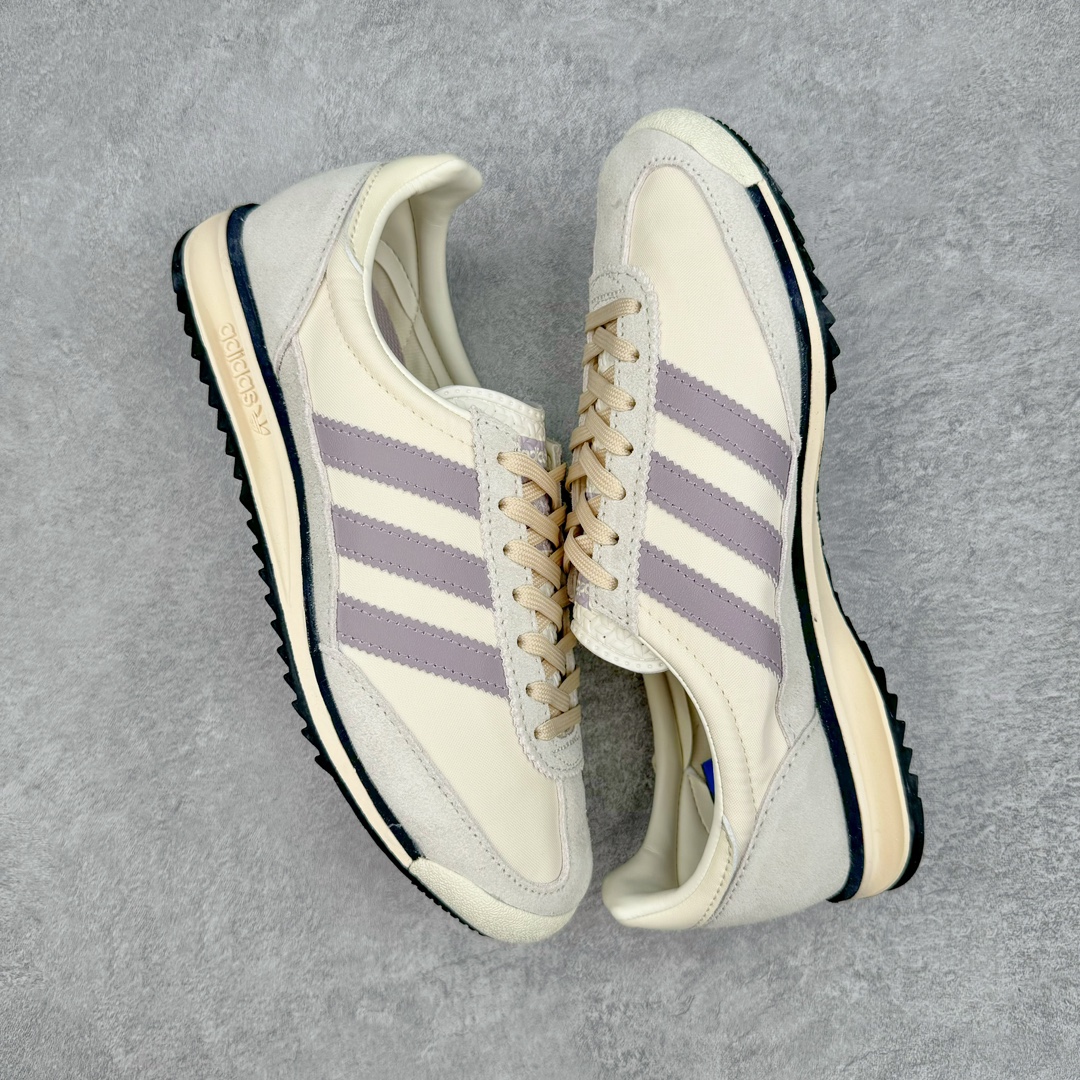 图片[3]-＃MF AD Wmns SL72 OG 系列德训足球风百搭低帮休闲运动板鞋 IE3428 Originals推出复古「T头鞋」造型的SL72鞋款复刻，有男女两款可选。男生款为SL72RS，鞋型挺立饱满，鞋底增加高度，采用麂皮与布面制作，符合复古氛围；女生款为SL72OGW，致敬经典款式，鞋身纤细，还原70年代设计，以绿色呈现，点缀金色细节。多款配色可选。「T 头鞋」这两年有多火大家见到了吧？明星、穿搭博主几乎人手一双，凭借复古味的外观，以及亲民的价格，同样成为了不少球鞋玩家日常上脚首选。近日 adidas Originals 将有「T 头鞋」造型的诞生于 1972 年的 SL72 鞋款复刻带回，各位买鞋又有新选择了。1972 年 SL72 问世后，引领了后来阿迪达斯的跑鞋发展方向，其中「SL」代表了 Super Light，彰显了产品轻便的特性。1972 年 SL72 问世后，引领了后来阿迪达斯的跑鞋发展方向，其中「SL」代表了 Super Light，彰显了产品轻便的特性。这次 adidas Originals 延续其轻质经典的基因，带来男女两款 SL72。男生款带来 SL72 RS 鞋型，RS 意为 Reshaped（重塑），鞋款在保留了经典的外观基础上，在尼龙材质里增加了填充物，使鞋型更加挺立和饱满，鞋头则更加圆润，鞋底的 EVA 材质则增加了鞋款的高度。女生款则带来 SL72 OG W 鞋型，OG 顾名思义则是致敬经典款式，相较于 RS（Reshaped）鞋款，鞋身更加纤细，其整体鞋身轮廓、线条、细节、材质上尊崇 70 年代 SL72 的设计，还原经典味道。尺码：36 36⅔ 37⅓ 38 38⅔ 39⅓ 40 40⅔ 41⅓ 42 42⅔ 43⅓ 44 44⅔ 45-选品中心