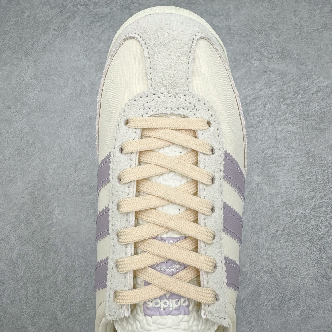 图片[4]-＃MF AD Wmns SL72 OG 系列德训足球风百搭低帮休闲运动板鞋 IE3428 Originals推出复古「T头鞋」造型的SL72鞋款复刻，有男女两款可选。男生款为SL72RS，鞋型挺立饱满，鞋底增加高度，采用麂皮与布面制作，符合复古氛围；女生款为SL72OGW，致敬经典款式，鞋身纤细，还原70年代设计，以绿色呈现，点缀金色细节。多款配色可选。「T 头鞋」这两年有多火大家见到了吧？明星、穿搭博主几乎人手一双，凭借复古味的外观，以及亲民的价格，同样成为了不少球鞋玩家日常上脚首选。近日 adidas Originals 将有「T 头鞋」造型的诞生于 1972 年的 SL72 鞋款复刻带回，各位买鞋又有新选择了。1972 年 SL72 问世后，引领了后来阿迪达斯的跑鞋发展方向，其中「SL」代表了 Super Light，彰显了产品轻便的特性。1972 年 SL72 问世后，引领了后来阿迪达斯的跑鞋发展方向，其中「SL」代表了 Super Light，彰显了产品轻便的特性。这次 adidas Originals 延续其轻质经典的基因，带来男女两款 SL72。男生款带来 SL72 RS 鞋型，RS 意为 Reshaped（重塑），鞋款在保留了经典的外观基础上，在尼龙材质里增加了填充物，使鞋型更加挺立和饱满，鞋头则更加圆润，鞋底的 EVA 材质则增加了鞋款的高度。女生款则带来 SL72 OG W 鞋型，OG 顾名思义则是致敬经典款式，相较于 RS（Reshaped）鞋款，鞋身更加纤细，其整体鞋身轮廓、线条、细节、材质上尊崇 70 年代 SL72 的设计，还原经典味道。尺码：36 36⅔ 37⅓ 38 38⅔ 39⅓ 40 40⅔ 41⅓ 42 42⅔ 43⅓ 44 44⅔ 45-选品中心