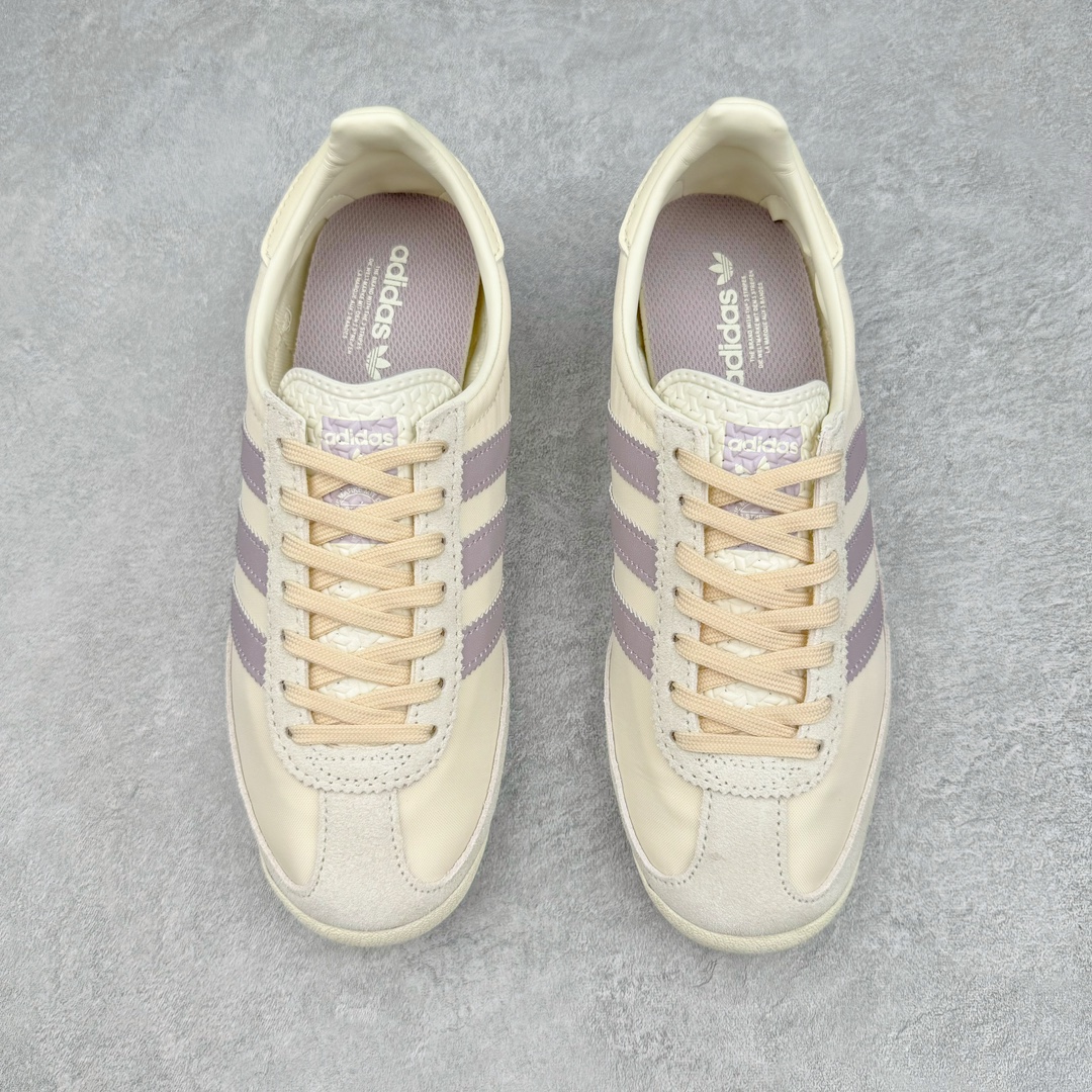 图片[2]-＃MF AD Wmns SL72 OG 系列德训足球风百搭低帮休闲运动板鞋 IE3428 Originals推出复古「T头鞋」造型的SL72鞋款复刻，有男女两款可选。男生款为SL72RS，鞋型挺立饱满，鞋底增加高度，采用麂皮与布面制作，符合复古氛围；女生款为SL72OGW，致敬经典款式，鞋身纤细，还原70年代设计，以绿色呈现，点缀金色细节。多款配色可选。「T 头鞋」这两年有多火大家见到了吧？明星、穿搭博主几乎人手一双，凭借复古味的外观，以及亲民的价格，同样成为了不少球鞋玩家日常上脚首选。近日 adidas Originals 将有「T 头鞋」造型的诞生于 1972 年的 SL72 鞋款复刻带回，各位买鞋又有新选择了。1972 年 SL72 问世后，引领了后来阿迪达斯的跑鞋发展方向，其中「SL」代表了 Super Light，彰显了产品轻便的特性。1972 年 SL72 问世后，引领了后来阿迪达斯的跑鞋发展方向，其中「SL」代表了 Super Light，彰显了产品轻便的特性。这次 adidas Originals 延续其轻质经典的基因，带来男女两款 SL72。男生款带来 SL72 RS 鞋型，RS 意为 Reshaped（重塑），鞋款在保留了经典的外观基础上，在尼龙材质里增加了填充物，使鞋型更加挺立和饱满，鞋头则更加圆润，鞋底的 EVA 材质则增加了鞋款的高度。女生款则带来 SL72 OG W 鞋型，OG 顾名思义则是致敬经典款式，相较于 RS（Reshaped）鞋款，鞋身更加纤细，其整体鞋身轮廓、线条、细节、材质上尊崇 70 年代 SL72 的设计，还原经典味道。尺码：36 36⅔ 37⅓ 38 38⅔ 39⅓ 40 40⅔ 41⅓ 42 42⅔ 43⅓ 44 44⅔ 45-选品中心