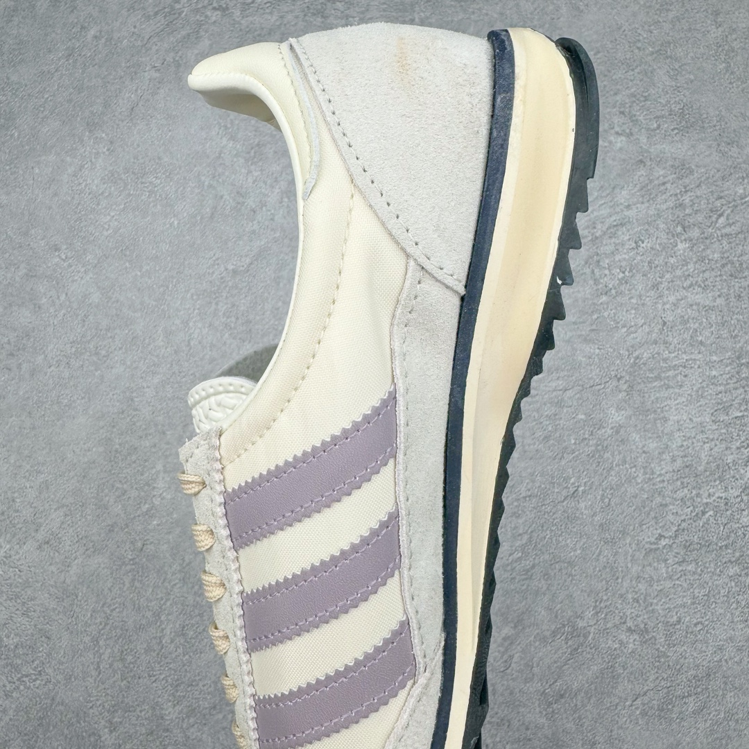 图片[7]-＃MF AD Wmns SL72 OG 系列德训足球风百搭低帮休闲运动板鞋 IE3428 Originals推出复古「T头鞋」造型的SL72鞋款复刻，有男女两款可选。男生款为SL72RS，鞋型挺立饱满，鞋底增加高度，采用麂皮与布面制作，符合复古氛围；女生款为SL72OGW，致敬经典款式，鞋身纤细，还原70年代设计，以绿色呈现，点缀金色细节。多款配色可选。「T 头鞋」这两年有多火大家见到了吧？明星、穿搭博主几乎人手一双，凭借复古味的外观，以及亲民的价格，同样成为了不少球鞋玩家日常上脚首选。近日 adidas Originals 将有「T 头鞋」造型的诞生于 1972 年的 SL72 鞋款复刻带回，各位买鞋又有新选择了。1972 年 SL72 问世后，引领了后来阿迪达斯的跑鞋发展方向，其中「SL」代表了 Super Light，彰显了产品轻便的特性。1972 年 SL72 问世后，引领了后来阿迪达斯的跑鞋发展方向，其中「SL」代表了 Super Light，彰显了产品轻便的特性。这次 adidas Originals 延续其轻质经典的基因，带来男女两款 SL72。男生款带来 SL72 RS 鞋型，RS 意为 Reshaped（重塑），鞋款在保留了经典的外观基础上，在尼龙材质里增加了填充物，使鞋型更加挺立和饱满，鞋头则更加圆润，鞋底的 EVA 材质则增加了鞋款的高度。女生款则带来 SL72 OG W 鞋型，OG 顾名思义则是致敬经典款式，相较于 RS（Reshaped）鞋款，鞋身更加纤细，其整体鞋身轮廓、线条、细节、材质上尊崇 70 年代 SL72 的设计，还原经典味道。尺码：36 36⅔ 37⅓ 38 38⅔ 39⅓ 40 40⅔ 41⅓ 42 42⅔ 43⅓ 44 44⅔ 45-选品中心