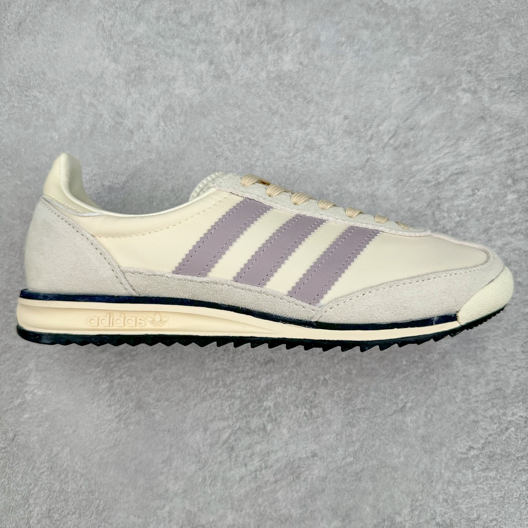 ＃MF AD Wmns SL72 OG 系列德训足球风百搭低帮休闲运动板鞋 IE3428 Originals推出复古「T头鞋」造型的SL72鞋款复刻，有男女两款可选。男生款为SL72RS，鞋型挺立饱满，鞋底增加高度，采用麂皮与布面制作，符合复古氛围；女生款为SL72OGW，致敬经典款式，鞋身纤细，还原70年代设计，以绿色呈现，点缀金色细节。多款配色可选。「T 头鞋」这两年有多火大家见到了吧？明星、穿搭博主几乎人手一双，凭借复古味的外观，以及亲民的价格，同样成为了不少球鞋玩家日常上脚首选。近日 adidas Originals 将有「T 头鞋」造型的诞生于 1972 年的 SL72 鞋款复刻带回，各位买鞋又有新选择了。1972 年 SL72 问世后，引领了后来阿迪达斯的跑鞋发展方向，其中「SL」代表了 Super Light，彰显了产品轻便的特性。1972 年 SL72 问世后，引领了后来阿迪达斯的跑鞋发展方向，其中「SL」代表了 Super Light，彰显了产品轻便的特性。这次 adidas Originals 延续其轻质经典的基因，带来男女两款 SL72。男生款带来 SL72 RS 鞋型，RS 意为 Reshaped（重塑），鞋款在保留了经典的外观基础上，在尼龙材质里增加了填充物，使鞋型更加挺立和饱满，鞋头则更加圆润，鞋底的 EVA 材质则增加了鞋款的高度。女生款则带来 SL72 OG W 鞋型，OG 顾名思义则是致敬经典款式，相较于 RS（Reshaped）鞋款，鞋身更加纤细，其整体鞋身轮廓、线条、细节、材质上尊崇 70 年代 SL72 的设计，还原经典味道。尺码：36 36⅔ 37⅓ 38 38⅔ 39⅓ 40 40⅔ 41⅓ 42 42⅔ 43⅓ 44 44⅔ 45-选品中心