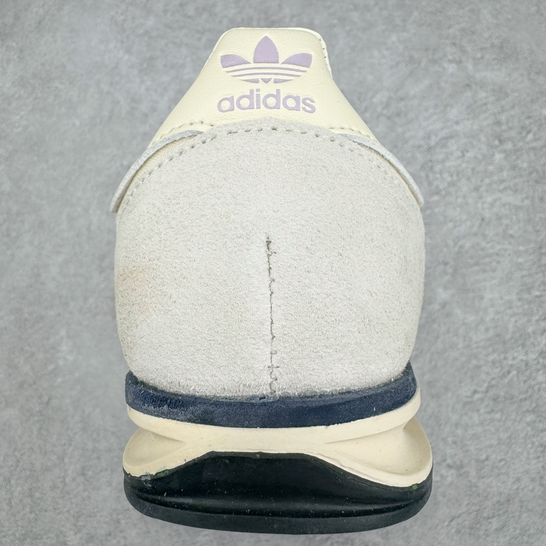 图片[8]-＃MF AD Wmns SL72 OG 系列德训足球风百搭低帮休闲运动板鞋 IE3428 Originals推出复古「T头鞋」造型的SL72鞋款复刻，有男女两款可选。男生款为SL72RS，鞋型挺立饱满，鞋底增加高度，采用麂皮与布面制作，符合复古氛围；女生款为SL72OGW，致敬经典款式，鞋身纤细，还原70年代设计，以绿色呈现，点缀金色细节。多款配色可选。「T 头鞋」这两年有多火大家见到了吧？明星、穿搭博主几乎人手一双，凭借复古味的外观，以及亲民的价格，同样成为了不少球鞋玩家日常上脚首选。近日 adidas Originals 将有「T 头鞋」造型的诞生于 1972 年的 SL72 鞋款复刻带回，各位买鞋又有新选择了。1972 年 SL72 问世后，引领了后来阿迪达斯的跑鞋发展方向，其中「SL」代表了 Super Light，彰显了产品轻便的特性。1972 年 SL72 问世后，引领了后来阿迪达斯的跑鞋发展方向，其中「SL」代表了 Super Light，彰显了产品轻便的特性。这次 adidas Originals 延续其轻质经典的基因，带来男女两款 SL72。男生款带来 SL72 RS 鞋型，RS 意为 Reshaped（重塑），鞋款在保留了经典的外观基础上，在尼龙材质里增加了填充物，使鞋型更加挺立和饱满，鞋头则更加圆润，鞋底的 EVA 材质则增加了鞋款的高度。女生款则带来 SL72 OG W 鞋型，OG 顾名思义则是致敬经典款式，相较于 RS（Reshaped）鞋款，鞋身更加纤细，其整体鞋身轮廓、线条、细节、材质上尊崇 70 年代 SL72 的设计，还原经典味道。尺码：36 36⅔ 37⅓ 38 38⅔ 39⅓ 40 40⅔ 41⅓ 42 42⅔ 43⅓ 44 44⅔ 45-选品中心