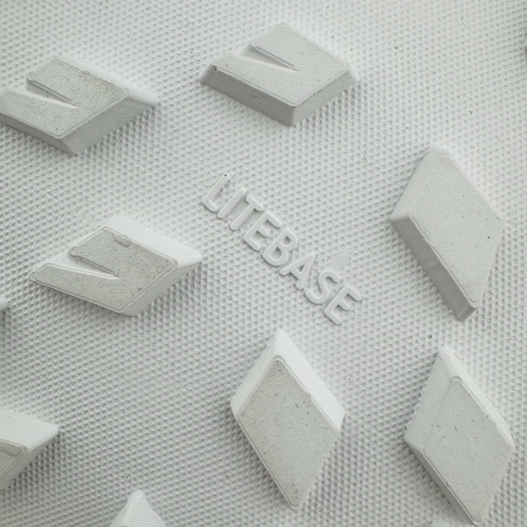 图片[18]-＃绿X/GX纯原 加拿大品牌 始祖鸟·Arc\’teryx Norvan LD 3 GTX Trail 北温哥华三代系列长距离越野徒步户外运动跑鞋 尺码：36/46 升级原楦原纸版开发版型 采用同源一致一体成型热熔鞋面材质(带防泼水功能!!) 搭载85%压缩EVA缓震中底技术 独立开模vibram黄金耐磨锯齿外底❗️ 越野徒步+日常通勤两不误！ 尺码：36-46含半码 ARC\’TERYX始祖鸟，户外运动产品的天花板品牌，2017年发布第一款越野跑鞋NORVAN VT，始祖鸟的越野跑鞋分为三个系列，分别是：VT（Vertical Terrain垂直地形）、LD（Long Distance长距离）、SL（Super Light超轻），发展到今日已经更新到了第三代产品，而NORVAN的命名源于北温哥华（North Vancouver）代表高性能越野跑系统。在2018年我测评了始祖鸟第一代长距离越野跑鞋NORVAN LD，而这次测评的，正是该系列的第三代产品NORVAN LD 3，它与初代相比可以说是脱胎换骨的改变。在整体外观方面，NORVAN LD 3保持了ARC\’TERYX始祖鸟一贯的设计风格，配色一如既往的“素”，使用纯色营造出高级感。鞋面采用单层网孔Cordura®鞋面，与初代的紧密编织鞋面相比透气性能更好，鞋面热压了TPU薄膜支撑鞋面，得益于靠近中底整圈的热压TPU，使NORVAN LD 3的涉水深度更深。NORVAN LD 3帮面一体成型，只在跟杯正中进行缝合，跟杯有硬质港宝，能有效支撑和锁定足跟，足跟外侧印刷了ARC\’TERYX始祖鸟LOGO。鞋头多层防踢设计保护脚趾，避免脚趾踢到尖利的岩石导致受伤。-选品中心