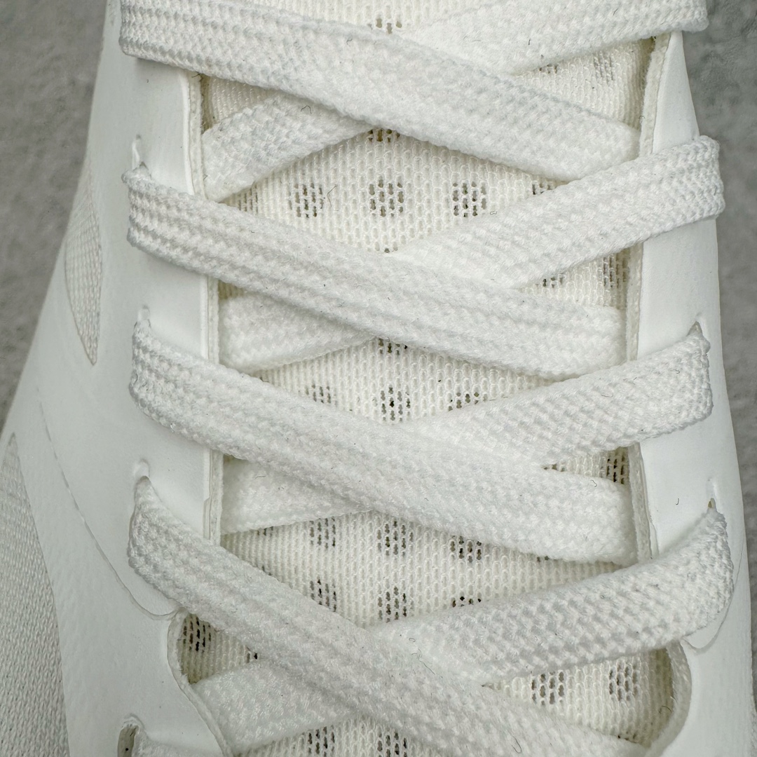 图片[14]-＃绿X/GX纯原 加拿大品牌 始祖鸟·Arc\’teryx Norvan LD 3 GTX Trail 北温哥华三代系列长距离越野徒步户外运动跑鞋 尺码：36/46 升级原楦原纸版开发版型 采用同源一致一体成型热熔鞋面材质(带防泼水功能!!) 搭载85%压缩EVA缓震中底技术 独立开模vibram黄金耐磨锯齿外底❗️ 越野徒步+日常通勤两不误！ 尺码：36-46含半码 ARC\’TERYX始祖鸟，户外运动产品的天花板品牌，2017年发布第一款越野跑鞋NORVAN VT，始祖鸟的越野跑鞋分为三个系列，分别是：VT（Vertical Terrain垂直地形）、LD（Long Distance长距离）、SL（Super Light超轻），发展到今日已经更新到了第三代产品，而NORVAN的命名源于北温哥华（North Vancouver）代表高性能越野跑系统。在2018年我测评了始祖鸟第一代长距离越野跑鞋NORVAN LD，而这次测评的，正是该系列的第三代产品NORVAN LD 3，它与初代相比可以说是脱胎换骨的改变。在整体外观方面，NORVAN LD 3保持了ARC\’TERYX始祖鸟一贯的设计风格，配色一如既往的“素”，使用纯色营造出高级感。鞋面采用单层网孔Cordura®鞋面，与初代的紧密编织鞋面相比透气性能更好，鞋面热压了TPU薄膜支撑鞋面，得益于靠近中底整圈的热压TPU，使NORVAN LD 3的涉水深度更深。NORVAN LD 3帮面一体成型，只在跟杯正中进行缝合，跟杯有硬质港宝，能有效支撑和锁定足跟，足跟外侧印刷了ARC\’TERYX始祖鸟LOGO。鞋头多层防踢设计保护脚趾，避免脚趾踢到尖利的岩石导致受伤。-选品中心