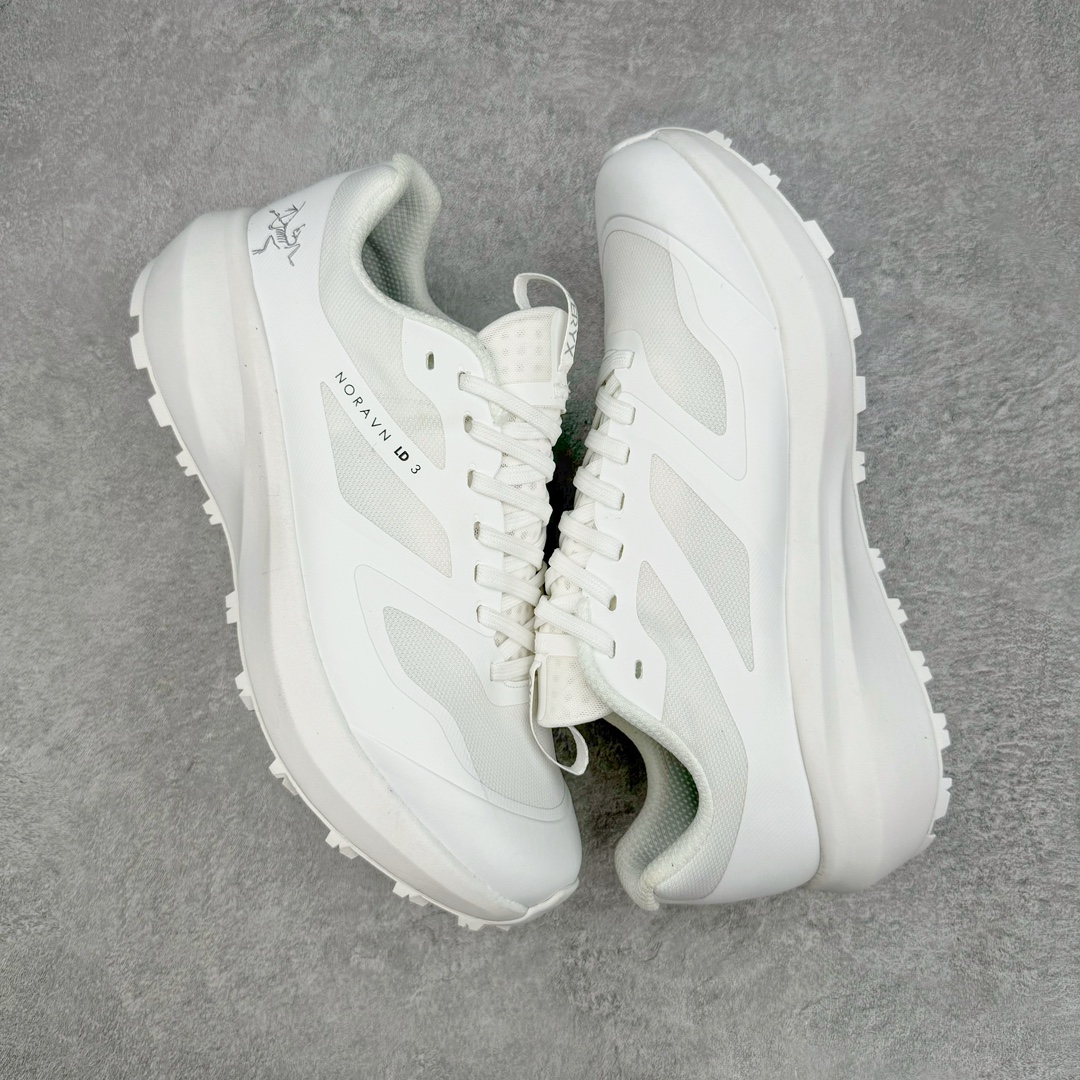 图片[3]-＃绿X/GX纯原 加拿大品牌 始祖鸟·Arc\’teryx Norvan LD 3 GTX Trail 北温哥华三代系列长距离越野徒步户外运动跑鞋 尺码：36/46 升级原楦原纸版开发版型 采用同源一致一体成型热熔鞋面材质(带防泼水功能!!) 搭载85%压缩EVA缓震中底技术 独立开模vibram黄金耐磨锯齿外底❗️ 越野徒步+日常通勤两不误！ 尺码：36-46含半码 ARC\’TERYX始祖鸟，户外运动产品的天花板品牌，2017年发布第一款越野跑鞋NORVAN VT，始祖鸟的越野跑鞋分为三个系列，分别是：VT（Vertical Terrain垂直地形）、LD（Long Distance长距离）、SL（Super Light超轻），发展到今日已经更新到了第三代产品，而NORVAN的命名源于北温哥华（North Vancouver）代表高性能越野跑系统。在2018年我测评了始祖鸟第一代长距离越野跑鞋NORVAN LD，而这次测评的，正是该系列的第三代产品NORVAN LD 3，它与初代相比可以说是脱胎换骨的改变。在整体外观方面，NORVAN LD 3保持了ARC\’TERYX始祖鸟一贯的设计风格，配色一如既往的“素”，使用纯色营造出高级感。鞋面采用单层网孔Cordura®鞋面，与初代的紧密编织鞋面相比透气性能更好，鞋面热压了TPU薄膜支撑鞋面，得益于靠近中底整圈的热压TPU，使NORVAN LD 3的涉水深度更深。NORVAN LD 3帮面一体成型，只在跟杯正中进行缝合，跟杯有硬质港宝，能有效支撑和锁定足跟，足跟外侧印刷了ARC\’TERYX始祖鸟LOGO。鞋头多层防踢设计保护脚趾，避免脚趾踢到尖利的岩石导致受伤。-选品中心