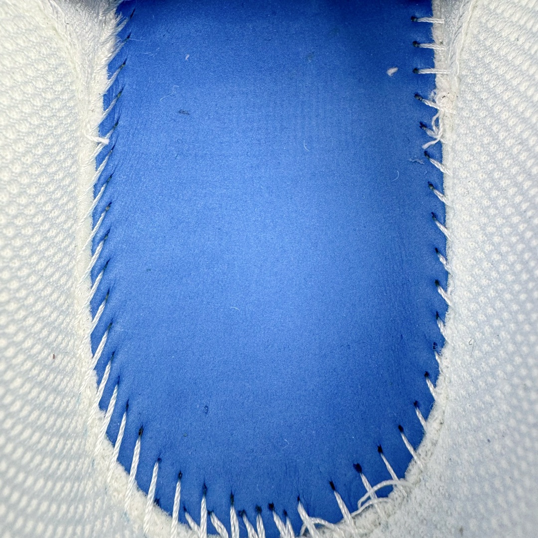 图片[12]-＃绿X/GX纯原 加拿大品牌 始祖鸟·Arc\’teryx Norvan LD 3 GTX Trail 北温哥华三代系列长距离越野徒步户外运动跑鞋 尺码：36/46 升级原楦原纸版开发版型 采用同源一致一体成型热熔鞋面材质(带防泼水功能!!) 搭载85%压缩EVA缓震中底技术 独立开模vibram黄金耐磨锯齿外底❗️ 越野徒步+日常通勤两不误！ 尺码：36-46含半码 ARC\’TERYX始祖鸟，户外运动产品的天花板品牌，2017年发布第一款越野跑鞋NORVAN VT，始祖鸟的越野跑鞋分为三个系列，分别是：VT（Vertical Terrain垂直地形）、LD（Long Distance长距离）、SL（Super Light超轻），发展到今日已经更新到了第三代产品，而NORVAN的命名源于北温哥华（North Vancouver）代表高性能越野跑系统。在2018年我测评了始祖鸟第一代长距离越野跑鞋NORVAN LD，而这次测评的，正是该系列的第三代产品NORVAN LD 3，它与初代相比可以说是脱胎换骨的改变。在整体外观方面，NORVAN LD 3保持了ARC\’TERYX始祖鸟一贯的设计风格，配色一如既往的“素”，使用纯色营造出高级感。鞋面采用单层网孔Cordura®鞋面，与初代的紧密编织鞋面相比透气性能更好，鞋面热压了TPU薄膜支撑鞋面，得益于靠近中底整圈的热压TPU，使NORVAN LD 3的涉水深度更深。NORVAN LD 3帮面一体成型，只在跟杯正中进行缝合，跟杯有硬质港宝，能有效支撑和锁定足跟，足跟外侧印刷了ARC\’TERYX始祖鸟LOGO。鞋头多层防踢设计保护脚趾，避免脚趾踢到尖利的岩石导致受伤。-选品中心