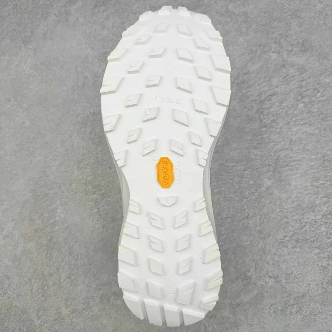 图片[9]-＃绿X/GX纯原 加拿大品牌 始祖鸟·Arc\’teryx Norvan LD 3 GTX Trail 北温哥华三代系列长距离越野徒步户外运动跑鞋 尺码：36/46 升级原楦原纸版开发版型 采用同源一致一体成型热熔鞋面材质(带防泼水功能!!) 搭载85%压缩EVA缓震中底技术 独立开模vibram黄金耐磨锯齿外底❗️ 越野徒步+日常通勤两不误！ 尺码：36-46含半码 ARC\’TERYX始祖鸟，户外运动产品的天花板品牌，2017年发布第一款越野跑鞋NORVAN VT，始祖鸟的越野跑鞋分为三个系列，分别是：VT（Vertical Terrain垂直地形）、LD（Long Distance长距离）、SL（Super Light超轻），发展到今日已经更新到了第三代产品，而NORVAN的命名源于北温哥华（North Vancouver）代表高性能越野跑系统。在2018年我测评了始祖鸟第一代长距离越野跑鞋NORVAN LD，而这次测评的，正是该系列的第三代产品NORVAN LD 3，它与初代相比可以说是脱胎换骨的改变。在整体外观方面，NORVAN LD 3保持了ARC\’TERYX始祖鸟一贯的设计风格，配色一如既往的“素”，使用纯色营造出高级感。鞋面采用单层网孔Cordura®鞋面，与初代的紧密编织鞋面相比透气性能更好，鞋面热压了TPU薄膜支撑鞋面，得益于靠近中底整圈的热压TPU，使NORVAN LD 3的涉水深度更深。NORVAN LD 3帮面一体成型，只在跟杯正中进行缝合，跟杯有硬质港宝，能有效支撑和锁定足跟，足跟外侧印刷了ARC\’TERYX始祖鸟LOGO。鞋头多层防踢设计保护脚趾，避免脚趾踢到尖利的岩石导致受伤。-选品中心