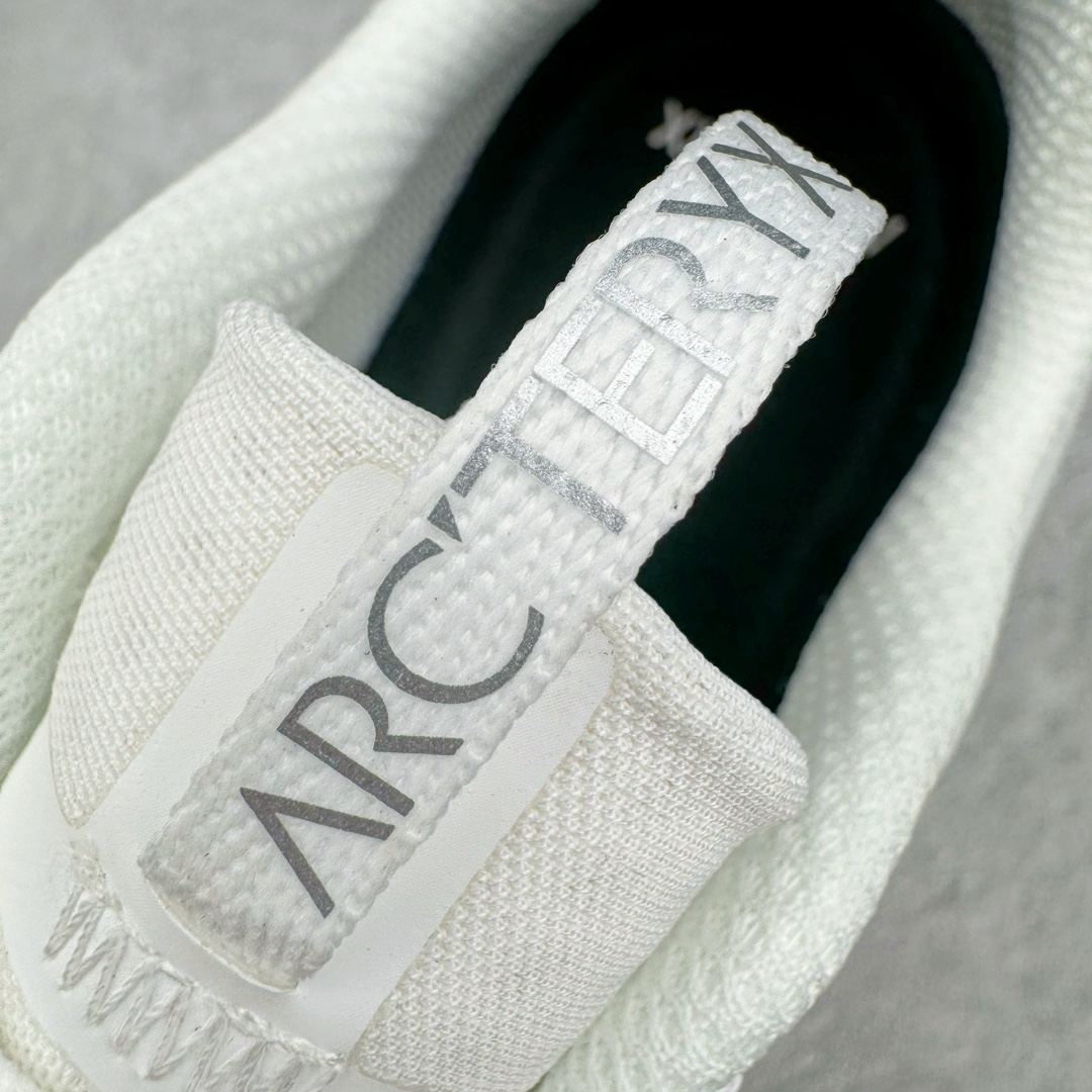 图片[11]-＃绿X/GX纯原 加拿大品牌 始祖鸟·Arc\’teryx Norvan LD 3 GTX Trail 北温哥华三代系列长距离越野徒步户外运动跑鞋 尺码：36/46 升级原楦原纸版开发版型 采用同源一致一体成型热熔鞋面材质(带防泼水功能!!) 搭载85%压缩EVA缓震中底技术 独立开模vibram黄金耐磨锯齿外底❗️ 越野徒步+日常通勤两不误！ 尺码：36-46含半码 ARC\’TERYX始祖鸟，户外运动产品的天花板品牌，2017年发布第一款越野跑鞋NORVAN VT，始祖鸟的越野跑鞋分为三个系列，分别是：VT（Vertical Terrain垂直地形）、LD（Long Distance长距离）、SL（Super Light超轻），发展到今日已经更新到了第三代产品，而NORVAN的命名源于北温哥华（North Vancouver）代表高性能越野跑系统。在2018年我测评了始祖鸟第一代长距离越野跑鞋NORVAN LD，而这次测评的，正是该系列的第三代产品NORVAN LD 3，它与初代相比可以说是脱胎换骨的改变。在整体外观方面，NORVAN LD 3保持了ARC\’TERYX始祖鸟一贯的设计风格，配色一如既往的“素”，使用纯色营造出高级感。鞋面采用单层网孔Cordura®鞋面，与初代的紧密编织鞋面相比透气性能更好，鞋面热压了TPU薄膜支撑鞋面，得益于靠近中底整圈的热压TPU，使NORVAN LD 3的涉水深度更深。NORVAN LD 3帮面一体成型，只在跟杯正中进行缝合，跟杯有硬质港宝，能有效支撑和锁定足跟，足跟外侧印刷了ARC\’TERYX始祖鸟LOGO。鞋头多层防踢设计保护脚趾，避免脚趾踢到尖利的岩石导致受伤。-选品中心