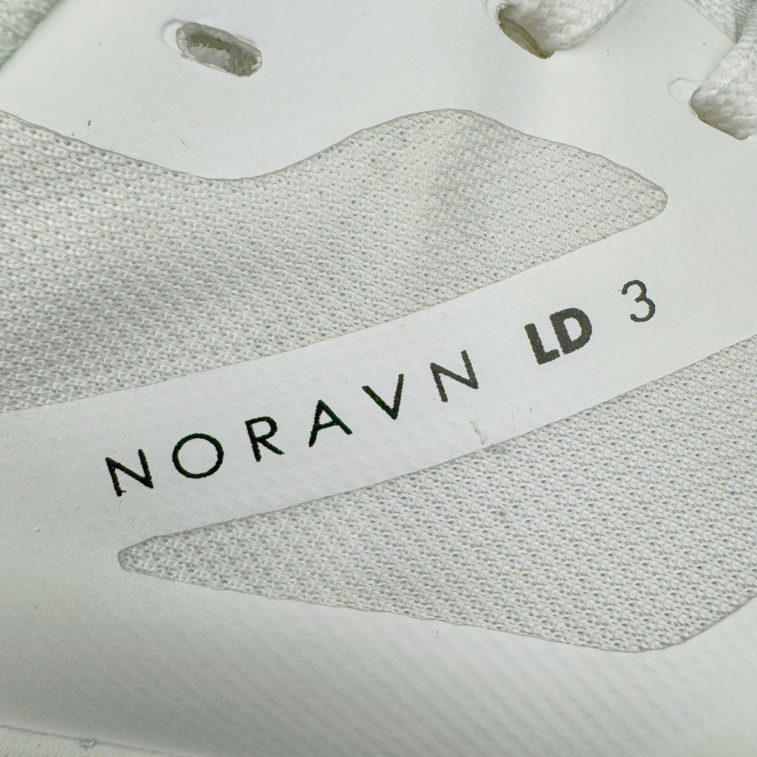 图片[16]-＃绿X/GX纯原 加拿大品牌 始祖鸟·Arc\’teryx Norvan LD 3 GTX Trail 北温哥华三代系列长距离越野徒步户外运动跑鞋 尺码：36/46 升级原楦原纸版开发版型 采用同源一致一体成型热熔鞋面材质(带防泼水功能!!) 搭载85%压缩EVA缓震中底技术 独立开模vibram黄金耐磨锯齿外底❗️ 越野徒步+日常通勤两不误！ 尺码：36-46含半码 ARC\’TERYX始祖鸟，户外运动产品的天花板品牌，2017年发布第一款越野跑鞋NORVAN VT，始祖鸟的越野跑鞋分为三个系列，分别是：VT（Vertical Terrain垂直地形）、LD（Long Distance长距离）、SL（Super Light超轻），发展到今日已经更新到了第三代产品，而NORVAN的命名源于北温哥华（North Vancouver）代表高性能越野跑系统。在2018年我测评了始祖鸟第一代长距离越野跑鞋NORVAN LD，而这次测评的，正是该系列的第三代产品NORVAN LD 3，它与初代相比可以说是脱胎换骨的改变。在整体外观方面，NORVAN LD 3保持了ARC\’TERYX始祖鸟一贯的设计风格，配色一如既往的“素”，使用纯色营造出高级感。鞋面采用单层网孔Cordura®鞋面，与初代的紧密编织鞋面相比透气性能更好，鞋面热压了TPU薄膜支撑鞋面，得益于靠近中底整圈的热压TPU，使NORVAN LD 3的涉水深度更深。NORVAN LD 3帮面一体成型，只在跟杯正中进行缝合，跟杯有硬质港宝，能有效支撑和锁定足跟，足跟外侧印刷了ARC\’TERYX始祖鸟LOGO。鞋头多层防踢设计保护脚趾，避免脚趾踢到尖利的岩石导致受伤。-选品中心