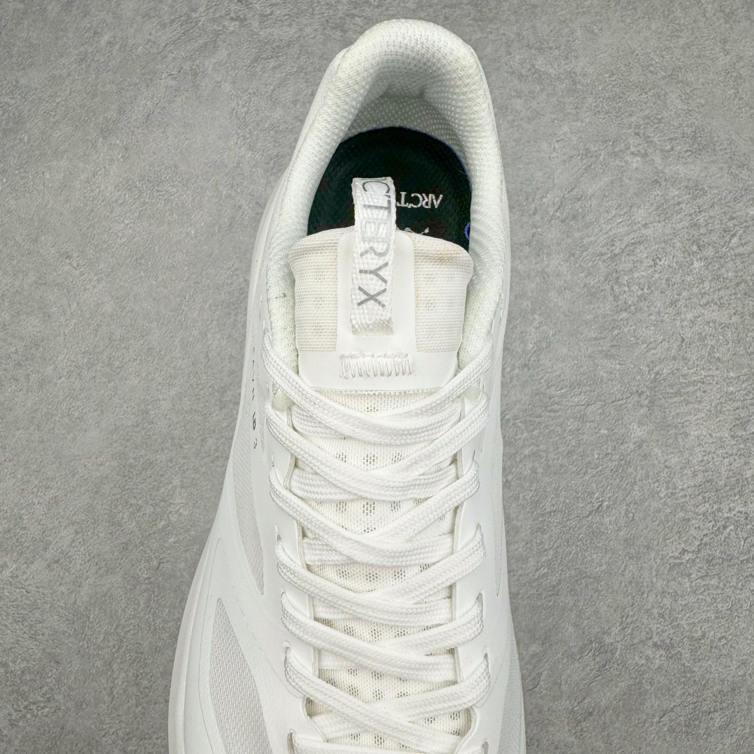 图片[5]-＃绿X/GX纯原 加拿大品牌 始祖鸟·Arc\’teryx Norvan LD 3 GTX Trail 北温哥华三代系列长距离越野徒步户外运动跑鞋 尺码：36/46 升级原楦原纸版开发版型 采用同源一致一体成型热熔鞋面材质(带防泼水功能!!) 搭载85%压缩EVA缓震中底技术 独立开模vibram黄金耐磨锯齿外底❗️ 越野徒步+日常通勤两不误！ 尺码：36-46含半码 ARC\’TERYX始祖鸟，户外运动产品的天花板品牌，2017年发布第一款越野跑鞋NORVAN VT，始祖鸟的越野跑鞋分为三个系列，分别是：VT（Vertical Terrain垂直地形）、LD（Long Distance长距离）、SL（Super Light超轻），发展到今日已经更新到了第三代产品，而NORVAN的命名源于北温哥华（North Vancouver）代表高性能越野跑系统。在2018年我测评了始祖鸟第一代长距离越野跑鞋NORVAN LD，而这次测评的，正是该系列的第三代产品NORVAN LD 3，它与初代相比可以说是脱胎换骨的改变。在整体外观方面，NORVAN LD 3保持了ARC\’TERYX始祖鸟一贯的设计风格，配色一如既往的“素”，使用纯色营造出高级感。鞋面采用单层网孔Cordura®鞋面，与初代的紧密编织鞋面相比透气性能更好，鞋面热压了TPU薄膜支撑鞋面，得益于靠近中底整圈的热压TPU，使NORVAN LD 3的涉水深度更深。NORVAN LD 3帮面一体成型，只在跟杯正中进行缝合，跟杯有硬质港宝，能有效支撑和锁定足跟，足跟外侧印刷了ARC\’TERYX始祖鸟LOGO。鞋头多层防踢设计保护脚趾，避免脚趾踢到尖利的岩石导致受伤。-选品中心