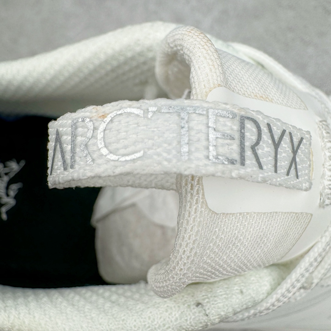 图片[13]-＃绿X/GX纯原 加拿大品牌 始祖鸟·Arc\’teryx Norvan LD 3 GTX Trail 北温哥华三代系列长距离越野徒步户外运动跑鞋 尺码：36/46 升级原楦原纸版开发版型 采用同源一致一体成型热熔鞋面材质(带防泼水功能!!) 搭载85%压缩EVA缓震中底技术 独立开模vibram黄金耐磨锯齿外底❗️ 越野徒步+日常通勤两不误！ 尺码：36-46含半码 ARC\’TERYX始祖鸟，户外运动产品的天花板品牌，2017年发布第一款越野跑鞋NORVAN VT，始祖鸟的越野跑鞋分为三个系列，分别是：VT（Vertical Terrain垂直地形）、LD（Long Distance长距离）、SL（Super Light超轻），发展到今日已经更新到了第三代产品，而NORVAN的命名源于北温哥华（North Vancouver）代表高性能越野跑系统。在2018年我测评了始祖鸟第一代长距离越野跑鞋NORVAN LD，而这次测评的，正是该系列的第三代产品NORVAN LD 3，它与初代相比可以说是脱胎换骨的改变。在整体外观方面，NORVAN LD 3保持了ARC\’TERYX始祖鸟一贯的设计风格，配色一如既往的“素”，使用纯色营造出高级感。鞋面采用单层网孔Cordura®鞋面，与初代的紧密编织鞋面相比透气性能更好，鞋面热压了TPU薄膜支撑鞋面，得益于靠近中底整圈的热压TPU，使NORVAN LD 3的涉水深度更深。NORVAN LD 3帮面一体成型，只在跟杯正中进行缝合，跟杯有硬质港宝，能有效支撑和锁定足跟，足跟外侧印刷了ARC\’TERYX始祖鸟LOGO。鞋头多层防踢设计保护脚趾，避免脚趾踢到尖利的岩石导致受伤。-选品中心