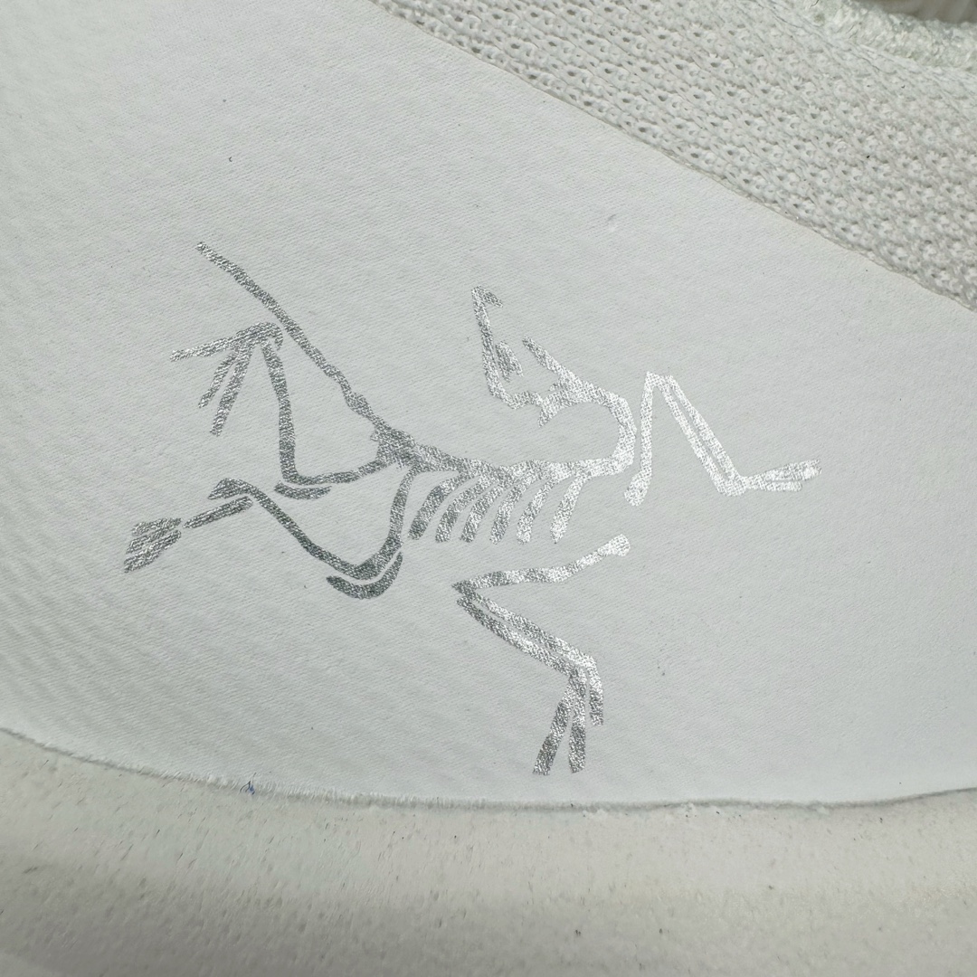 图片[17]-＃绿X/GX纯原 加拿大品牌 始祖鸟·Arc\’teryx Norvan LD 3 GTX Trail 北温哥华三代系列长距离越野徒步户外运动跑鞋 尺码：36/46 升级原楦原纸版开发版型 采用同源一致一体成型热熔鞋面材质(带防泼水功能!!) 搭载85%压缩EVA缓震中底技术 独立开模vibram黄金耐磨锯齿外底❗️ 越野徒步+日常通勤两不误！ 尺码：36-46含半码 ARC\’TERYX始祖鸟，户外运动产品的天花板品牌，2017年发布第一款越野跑鞋NORVAN VT，始祖鸟的越野跑鞋分为三个系列，分别是：VT（Vertical Terrain垂直地形）、LD（Long Distance长距离）、SL（Super Light超轻），发展到今日已经更新到了第三代产品，而NORVAN的命名源于北温哥华（North Vancouver）代表高性能越野跑系统。在2018年我测评了始祖鸟第一代长距离越野跑鞋NORVAN LD，而这次测评的，正是该系列的第三代产品NORVAN LD 3，它与初代相比可以说是脱胎换骨的改变。在整体外观方面，NORVAN LD 3保持了ARC\’TERYX始祖鸟一贯的设计风格，配色一如既往的“素”，使用纯色营造出高级感。鞋面采用单层网孔Cordura®鞋面，与初代的紧密编织鞋面相比透气性能更好，鞋面热压了TPU薄膜支撑鞋面，得益于靠近中底整圈的热压TPU，使NORVAN LD 3的涉水深度更深。NORVAN LD 3帮面一体成型，只在跟杯正中进行缝合，跟杯有硬质港宝，能有效支撑和锁定足跟，足跟外侧印刷了ARC\’TERYX始祖鸟LOGO。鞋头多层防踢设计保护脚趾，避免脚趾踢到尖利的岩石导致受伤。-选品中心