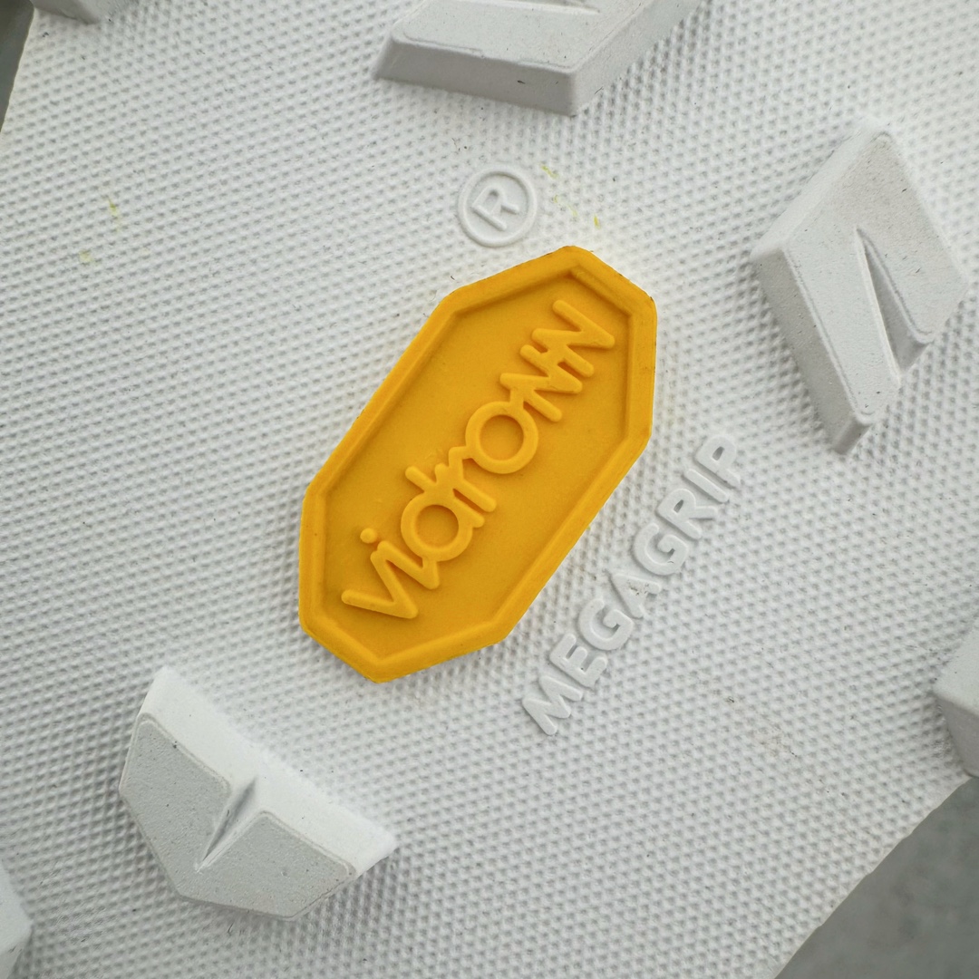 图片[10]-＃绿X/GX纯原 加拿大品牌 始祖鸟·Arc\’teryx Norvan LD 3 GTX Trail 北温哥华三代系列长距离越野徒步户外运动跑鞋 尺码：36/46 升级原楦原纸版开发版型 采用同源一致一体成型热熔鞋面材质(带防泼水功能!!) 搭载85%压缩EVA缓震中底技术 独立开模vibram黄金耐磨锯齿外底❗️ 越野徒步+日常通勤两不误！ 尺码：36-46含半码 ARC\’TERYX始祖鸟，户外运动产品的天花板品牌，2017年发布第一款越野跑鞋NORVAN VT，始祖鸟的越野跑鞋分为三个系列，分别是：VT（Vertical Terrain垂直地形）、LD（Long Distance长距离）、SL（Super Light超轻），发展到今日已经更新到了第三代产品，而NORVAN的命名源于北温哥华（North Vancouver）代表高性能越野跑系统。在2018年我测评了始祖鸟第一代长距离越野跑鞋NORVAN LD，而这次测评的，正是该系列的第三代产品NORVAN LD 3，它与初代相比可以说是脱胎换骨的改变。在整体外观方面，NORVAN LD 3保持了ARC\’TERYX始祖鸟一贯的设计风格，配色一如既往的“素”，使用纯色营造出高级感。鞋面采用单层网孔Cordura®鞋面，与初代的紧密编织鞋面相比透气性能更好，鞋面热压了TPU薄膜支撑鞋面，得益于靠近中底整圈的热压TPU，使NORVAN LD 3的涉水深度更深。NORVAN LD 3帮面一体成型，只在跟杯正中进行缝合，跟杯有硬质港宝，能有效支撑和锁定足跟，足跟外侧印刷了ARC\’TERYX始祖鸟LOGO。鞋头多层防踢设计保护脚趾，避免脚趾踢到尖利的岩石导致受伤。-选品中心