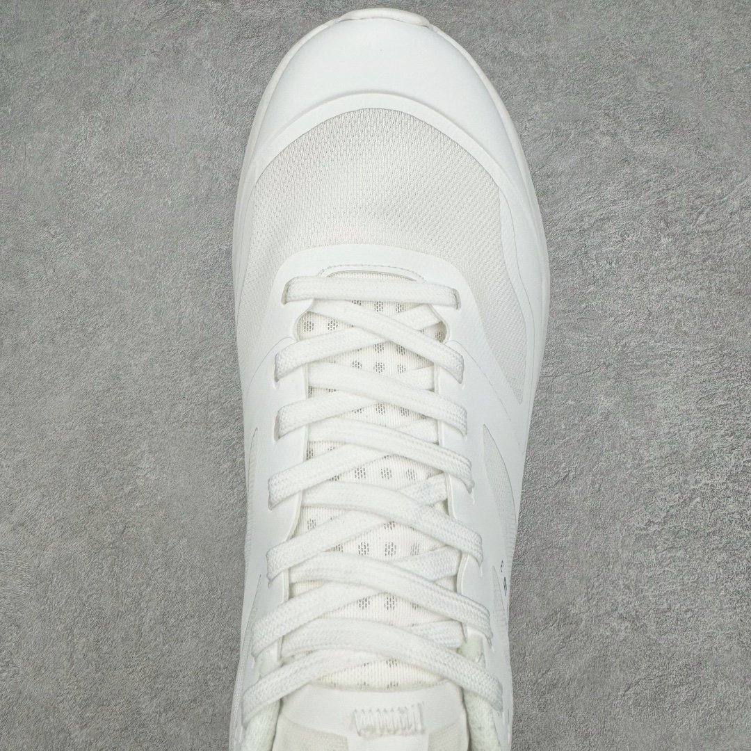 图片[4]-＃绿X/GX纯原 加拿大品牌 始祖鸟·Arc\’teryx Norvan LD 3 GTX Trail 北温哥华三代系列长距离越野徒步户外运动跑鞋 尺码：36/46 升级原楦原纸版开发版型 采用同源一致一体成型热熔鞋面材质(带防泼水功能!!) 搭载85%压缩EVA缓震中底技术 独立开模vibram黄金耐磨锯齿外底❗️ 越野徒步+日常通勤两不误！ 尺码：36-46含半码 ARC\’TERYX始祖鸟，户外运动产品的天花板品牌，2017年发布第一款越野跑鞋NORVAN VT，始祖鸟的越野跑鞋分为三个系列，分别是：VT（Vertical Terrain垂直地形）、LD（Long Distance长距离）、SL（Super Light超轻），发展到今日已经更新到了第三代产品，而NORVAN的命名源于北温哥华（North Vancouver）代表高性能越野跑系统。在2018年我测评了始祖鸟第一代长距离越野跑鞋NORVAN LD，而这次测评的，正是该系列的第三代产品NORVAN LD 3，它与初代相比可以说是脱胎换骨的改变。在整体外观方面，NORVAN LD 3保持了ARC\’TERYX始祖鸟一贯的设计风格，配色一如既往的“素”，使用纯色营造出高级感。鞋面采用单层网孔Cordura®鞋面，与初代的紧密编织鞋面相比透气性能更好，鞋面热压了TPU薄膜支撑鞋面，得益于靠近中底整圈的热压TPU，使NORVAN LD 3的涉水深度更深。NORVAN LD 3帮面一体成型，只在跟杯正中进行缝合，跟杯有硬质港宝，能有效支撑和锁定足跟，足跟外侧印刷了ARC\’TERYX始祖鸟LOGO。鞋头多层防踢设计保护脚趾，避免脚趾踢到尖利的岩石导致受伤。-选品中心