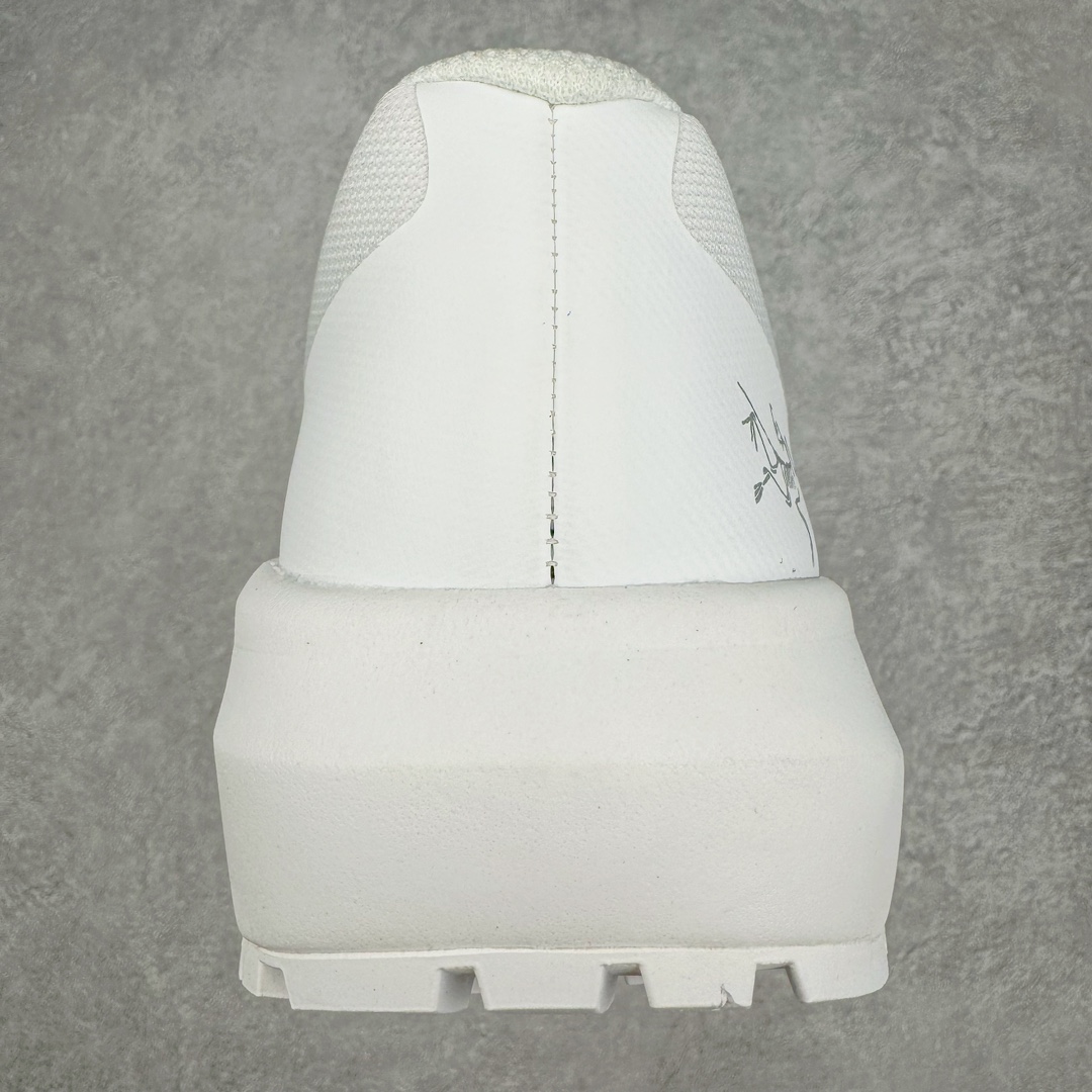 图片[8]-＃绿X/GX纯原 加拿大品牌 始祖鸟·Arc\’teryx Norvan LD 3 GTX Trail 北温哥华三代系列长距离越野徒步户外运动跑鞋 尺码：36/46 升级原楦原纸版开发版型 采用同源一致一体成型热熔鞋面材质(带防泼水功能!!) 搭载85%压缩EVA缓震中底技术 独立开模vibram黄金耐磨锯齿外底❗️ 越野徒步+日常通勤两不误！ 尺码：36-46含半码 ARC\’TERYX始祖鸟，户外运动产品的天花板品牌，2017年发布第一款越野跑鞋NORVAN VT，始祖鸟的越野跑鞋分为三个系列，分别是：VT（Vertical Terrain垂直地形）、LD（Long Distance长距离）、SL（Super Light超轻），发展到今日已经更新到了第三代产品，而NORVAN的命名源于北温哥华（North Vancouver）代表高性能越野跑系统。在2018年我测评了始祖鸟第一代长距离越野跑鞋NORVAN LD，而这次测评的，正是该系列的第三代产品NORVAN LD 3，它与初代相比可以说是脱胎换骨的改变。在整体外观方面，NORVAN LD 3保持了ARC\’TERYX始祖鸟一贯的设计风格，配色一如既往的“素”，使用纯色营造出高级感。鞋面采用单层网孔Cordura®鞋面，与初代的紧密编织鞋面相比透气性能更好，鞋面热压了TPU薄膜支撑鞋面，得益于靠近中底整圈的热压TPU，使NORVAN LD 3的涉水深度更深。NORVAN LD 3帮面一体成型，只在跟杯正中进行缝合，跟杯有硬质港宝，能有效支撑和锁定足跟，足跟外侧印刷了ARC\’TERYX始祖鸟LOGO。鞋头多层防踢设计保护脚趾，避免脚趾踢到尖利的岩石导致受伤。-选品中心