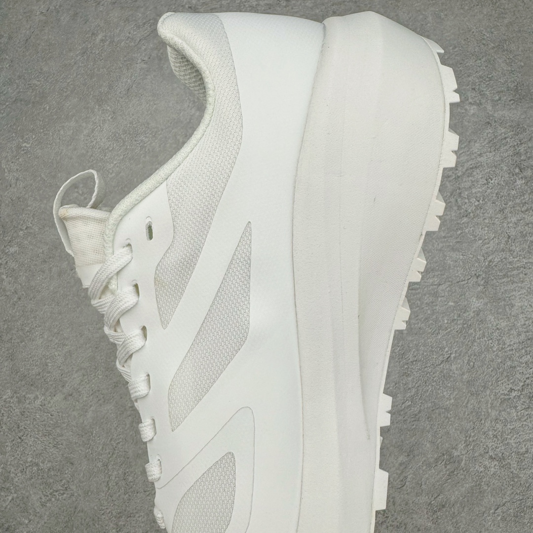 图片[7]-＃绿X/GX纯原 加拿大品牌 始祖鸟·Arc\’teryx Norvan LD 3 GTX Trail 北温哥华三代系列长距离越野徒步户外运动跑鞋 尺码：36/46 升级原楦原纸版开发版型 采用同源一致一体成型热熔鞋面材质(带防泼水功能!!) 搭载85%压缩EVA缓震中底技术 独立开模vibram黄金耐磨锯齿外底❗️ 越野徒步+日常通勤两不误！ 尺码：36-46含半码 ARC\’TERYX始祖鸟，户外运动产品的天花板品牌，2017年发布第一款越野跑鞋NORVAN VT，始祖鸟的越野跑鞋分为三个系列，分别是：VT（Vertical Terrain垂直地形）、LD（Long Distance长距离）、SL（Super Light超轻），发展到今日已经更新到了第三代产品，而NORVAN的命名源于北温哥华（North Vancouver）代表高性能越野跑系统。在2018年我测评了始祖鸟第一代长距离越野跑鞋NORVAN LD，而这次测评的，正是该系列的第三代产品NORVAN LD 3，它与初代相比可以说是脱胎换骨的改变。在整体外观方面，NORVAN LD 3保持了ARC\’TERYX始祖鸟一贯的设计风格，配色一如既往的“素”，使用纯色营造出高级感。鞋面采用单层网孔Cordura®鞋面，与初代的紧密编织鞋面相比透气性能更好，鞋面热压了TPU薄膜支撑鞋面，得益于靠近中底整圈的热压TPU，使NORVAN LD 3的涉水深度更深。NORVAN LD 3帮面一体成型，只在跟杯正中进行缝合，跟杯有硬质港宝，能有效支撑和锁定足跟，足跟外侧印刷了ARC\’TERYX始祖鸟LOGO。鞋头多层防踢设计保护脚趾，避免脚趾踢到尖利的岩石导致受伤。-选品中心