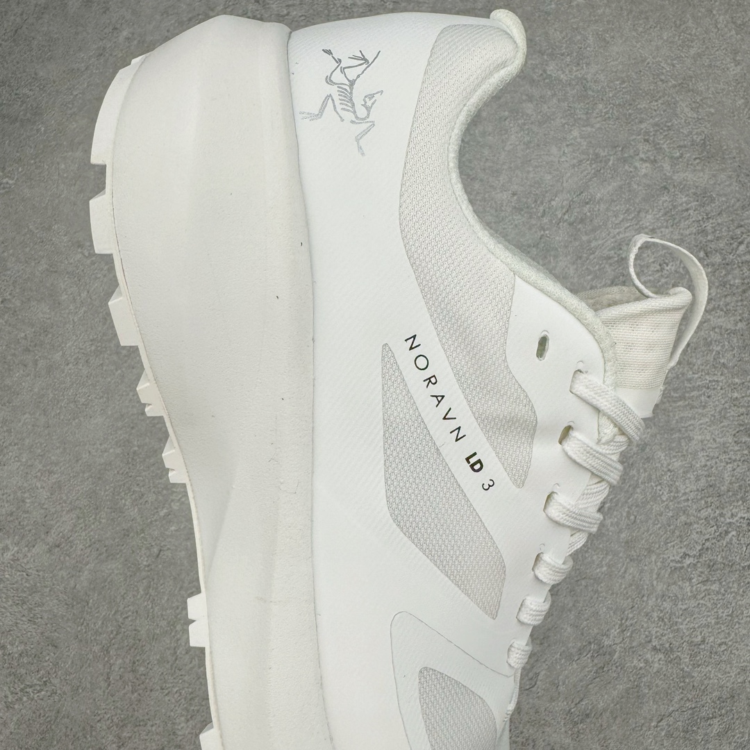 图片[6]-＃绿X/GX纯原 加拿大品牌 始祖鸟·Arc\’teryx Norvan LD 3 GTX Trail 北温哥华三代系列长距离越野徒步户外运动跑鞋 尺码：36/46 升级原楦原纸版开发版型 采用同源一致一体成型热熔鞋面材质(带防泼水功能!!) 搭载85%压缩EVA缓震中底技术 独立开模vibram黄金耐磨锯齿外底❗️ 越野徒步+日常通勤两不误！ 尺码：36-46含半码 ARC\’TERYX始祖鸟，户外运动产品的天花板品牌，2017年发布第一款越野跑鞋NORVAN VT，始祖鸟的越野跑鞋分为三个系列，分别是：VT（Vertical Terrain垂直地形）、LD（Long Distance长距离）、SL（Super Light超轻），发展到今日已经更新到了第三代产品，而NORVAN的命名源于北温哥华（North Vancouver）代表高性能越野跑系统。在2018年我测评了始祖鸟第一代长距离越野跑鞋NORVAN LD，而这次测评的，正是该系列的第三代产品NORVAN LD 3，它与初代相比可以说是脱胎换骨的改变。在整体外观方面，NORVAN LD 3保持了ARC\’TERYX始祖鸟一贯的设计风格，配色一如既往的“素”，使用纯色营造出高级感。鞋面采用单层网孔Cordura®鞋面，与初代的紧密编织鞋面相比透气性能更好，鞋面热压了TPU薄膜支撑鞋面，得益于靠近中底整圈的热压TPU，使NORVAN LD 3的涉水深度更深。NORVAN LD 3帮面一体成型，只在跟杯正中进行缝合，跟杯有硬质港宝，能有效支撑和锁定足跟，足跟外侧印刷了ARC\’TERYX始祖鸟LOGO。鞋头多层防踢设计保护脚趾，避免脚趾踢到尖利的岩石导致受伤。-选品中心