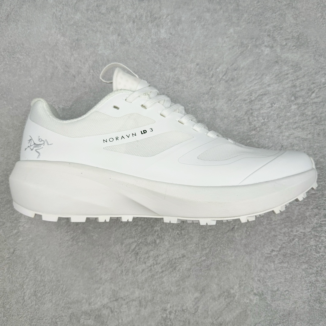 ＃绿X/GX纯原 加拿大品牌 始祖鸟·Arc\’teryx Norvan LD 3 GTX Trail 北温哥华三代系列长距离越野徒步户外运动跑鞋 尺码：36/46 升级原楦原纸版开发版型 采用同源一致一体成型热熔鞋面材质(带防泼水功能!!) 搭载85%压缩EVA缓震中底技术 独立开模vibram黄金耐磨锯齿外底❗️ 越野徒步+日常通勤两不误！ 尺码：36-46含半码 ARC\’TERYX始祖鸟，户外运动产品的天花板品牌，2017年发布第一款越野跑鞋NORVAN VT，始祖鸟的越野跑鞋分为三个系列，分别是：VT（Vertical Terrain垂直地形）、LD（Long Distance长距离）、SL（Super Light超轻），发展到今日已经更新到了第三代产品，而NORVAN的命名源于北温哥华（North Vancouver）代表高性能越野跑系统。在2018年我测评了始祖鸟第一代长距离越野跑鞋NORVAN LD，而这次测评的，正是该系列的第三代产品NORVAN LD 3，它与初代相比可以说是脱胎换骨的改变。在整体外观方面，NORVAN LD 3保持了ARC\’TERYX始祖鸟一贯的设计风格，配色一如既往的“素”，使用纯色营造出高级感。鞋面采用单层网孔Cordura®鞋面，与初代的紧密编织鞋面相比透气性能更好，鞋面热压了TPU薄膜支撑鞋面，得益于靠近中底整圈的热压TPU，使NORVAN LD 3的涉水深度更深。NORVAN LD 3帮面一体成型，只在跟杯正中进行缝合，跟杯有硬质港宝，能有效支撑和锁定足跟，足跟外侧印刷了ARC\’TERYX始祖鸟LOGO。鞋头多层防踢设计保护脚趾，避免脚趾踢到尖利的岩石导致受伤。-选品中心