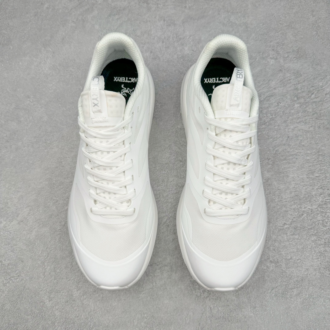 图片[2]-＃绿X/GX纯原 加拿大品牌 始祖鸟·Arc\’teryx Norvan LD 3 GTX Trail 北温哥华三代系列长距离越野徒步户外运动跑鞋 尺码：36/46 升级原楦原纸版开发版型 采用同源一致一体成型热熔鞋面材质(带防泼水功能!!) 搭载85%压缩EVA缓震中底技术 独立开模vibram黄金耐磨锯齿外底❗️ 越野徒步+日常通勤两不误！ 尺码：36-46含半码 ARC\’TERYX始祖鸟，户外运动产品的天花板品牌，2017年发布第一款越野跑鞋NORVAN VT，始祖鸟的越野跑鞋分为三个系列，分别是：VT（Vertical Terrain垂直地形）、LD（Long Distance长距离）、SL（Super Light超轻），发展到今日已经更新到了第三代产品，而NORVAN的命名源于北温哥华（North Vancouver）代表高性能越野跑系统。在2018年我测评了始祖鸟第一代长距离越野跑鞋NORVAN LD，而这次测评的，正是该系列的第三代产品NORVAN LD 3，它与初代相比可以说是脱胎换骨的改变。在整体外观方面，NORVAN LD 3保持了ARC\’TERYX始祖鸟一贯的设计风格，配色一如既往的“素”，使用纯色营造出高级感。鞋面采用单层网孔Cordura®鞋面，与初代的紧密编织鞋面相比透气性能更好，鞋面热压了TPU薄膜支撑鞋面，得益于靠近中底整圈的热压TPU，使NORVAN LD 3的涉水深度更深。NORVAN LD 3帮面一体成型，只在跟杯正中进行缝合，跟杯有硬质港宝，能有效支撑和锁定足跟，足跟外侧印刷了ARC\’TERYX始祖鸟LOGO。鞋头多层防踢设计保护脚趾，避免脚趾踢到尖利的岩石导致受伤。-选品中心