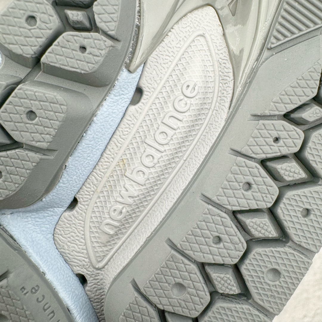 图片[13]-New Balance ML860 NB新百伦系列经典复古老爹风休闲运动慢跑鞋 860 是New Balance 著名的复古跑鞋型号，其heyday 需追溯至90 年代初期。最近，New Balance 回顾历史，以复兴860 为目标，推出这款经典跑鞋的全新升级版860 V2 ，而英国球鞋名所Footpatrol 也为这双新生款型打造一辑特别型录。新版本将N-ergy 与Acteva Lite 技术巧妙融合，其中前者可吸收冲击力，具优越减震性与弹性，而后者则使860 V2 保持轻巧、光滑的外观轮廓。球鞋采用开放式网眼制成，并附带恰到好处的金属饰面，亦为传统运动鞋带去更浓郁的现代气息。860 V2 在具备专业跑步鞋韧性的同时，也拥有围绕生活方式哲学而诞生的时髦感，不仅能够匹配日常风格，还适合用以塑造urban style，各位city boy 不要错过了。尺码：35 36 37 37.5 38 38.5 39.5 40 40.5 41 42 42.5 43 44-选品中心