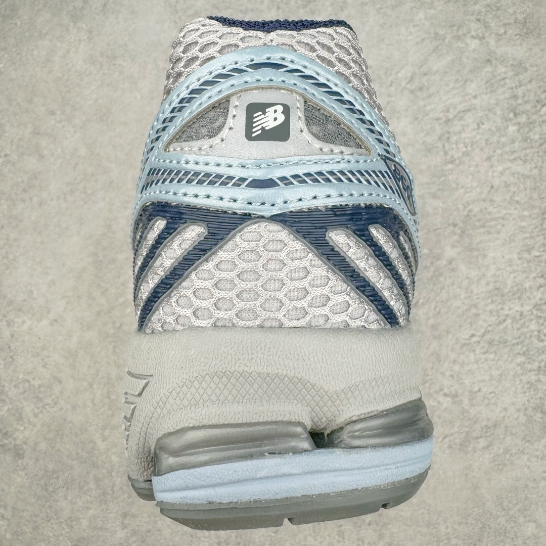 图片[8]-New Balance ML860 NB新百伦系列经典复古老爹风休闲运动慢跑鞋 860 是New Balance 著名的复古跑鞋型号，其heyday 需追溯至90 年代初期。最近，New Balance 回顾历史，以复兴860 为目标，推出这款经典跑鞋的全新升级版860 V2 ，而英国球鞋名所Footpatrol 也为这双新生款型打造一辑特别型录。新版本将N-ergy 与Acteva Lite 技术巧妙融合，其中前者可吸收冲击力，具优越减震性与弹性，而后者则使860 V2 保持轻巧、光滑的外观轮廓。球鞋采用开放式网眼制成，并附带恰到好处的金属饰面，亦为传统运动鞋带去更浓郁的现代气息。860 V2 在具备专业跑步鞋韧性的同时，也拥有围绕生活方式哲学而诞生的时髦感，不仅能够匹配日常风格，还适合用以塑造urban style，各位city boy 不要错过了。尺码：35 36 37 37.5 38 38.5 39.5 40 40.5 41 42 42.5 43 44-选品中心