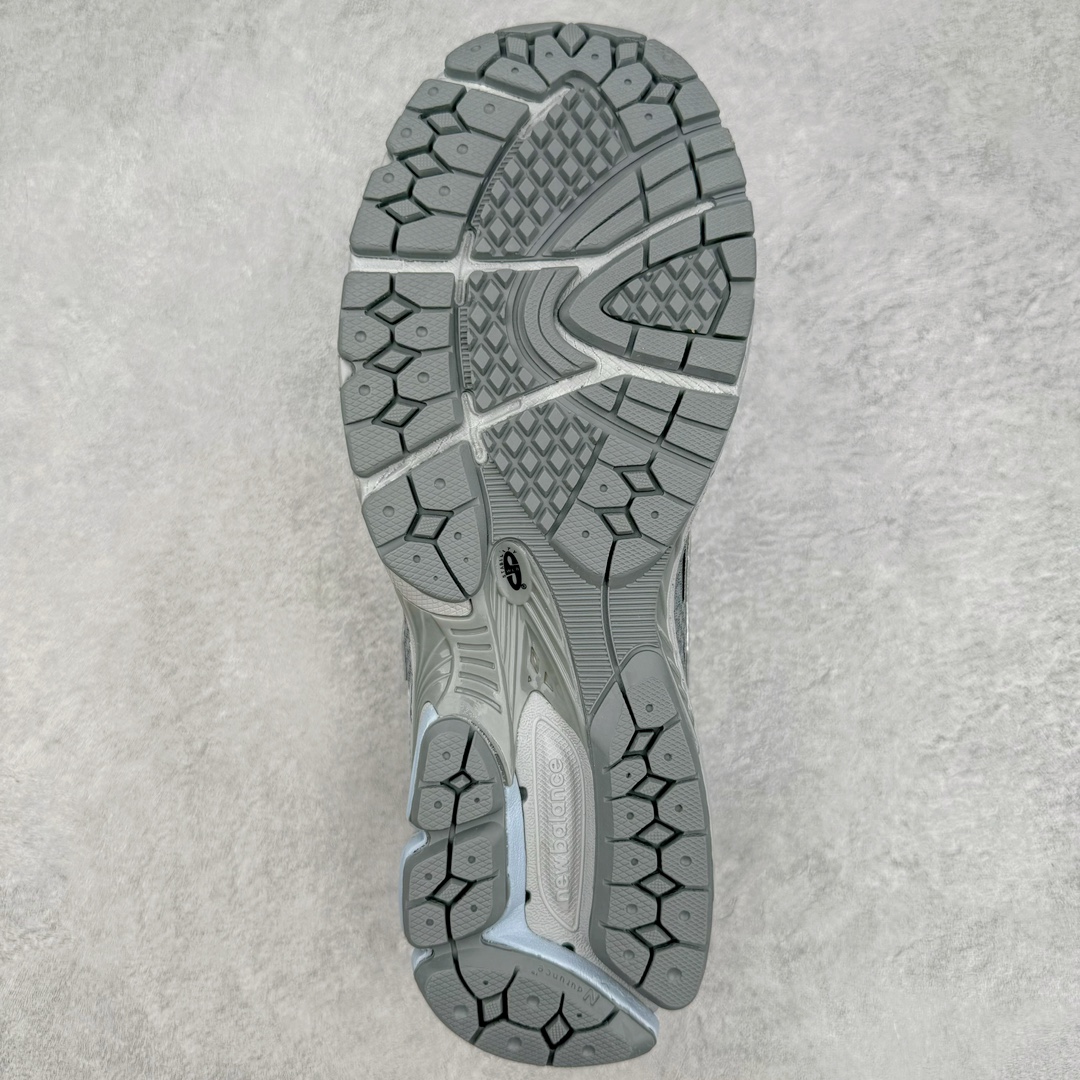 图片[9]-New Balance ML860 NB新百伦系列经典复古老爹风休闲运动慢跑鞋 860 是New Balance 著名的复古跑鞋型号，其heyday 需追溯至90 年代初期。最近，New Balance 回顾历史，以复兴860 为目标，推出这款经典跑鞋的全新升级版860 V2 ，而英国球鞋名所Footpatrol 也为这双新生款型打造一辑特别型录。新版本将N-ergy 与Acteva Lite 技术巧妙融合，其中前者可吸收冲击力，具优越减震性与弹性，而后者则使860 V2 保持轻巧、光滑的外观轮廓。球鞋采用开放式网眼制成，并附带恰到好处的金属饰面，亦为传统运动鞋带去更浓郁的现代气息。860 V2 在具备专业跑步鞋韧性的同时，也拥有围绕生活方式哲学而诞生的时髦感，不仅能够匹配日常风格，还适合用以塑造urban style，各位city boy 不要错过了。尺码：35 36 37 37.5 38 38.5 39.5 40 40.5 41 42 42.5 43 44-选品中心