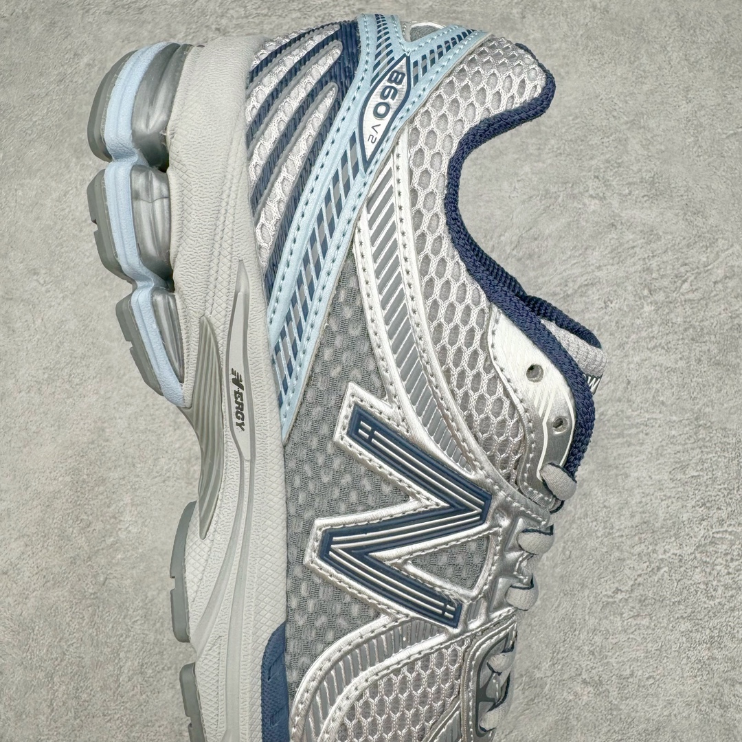 图片[6]-New Balance ML860 NB新百伦系列经典复古老爹风休闲运动慢跑鞋 860 是New Balance 著名的复古跑鞋型号，其heyday 需追溯至90 年代初期。最近，New Balance 回顾历史，以复兴860 为目标，推出这款经典跑鞋的全新升级版860 V2 ，而英国球鞋名所Footpatrol 也为这双新生款型打造一辑特别型录。新版本将N-ergy 与Acteva Lite 技术巧妙融合，其中前者可吸收冲击力，具优越减震性与弹性，而后者则使860 V2 保持轻巧、光滑的外观轮廓。球鞋采用开放式网眼制成，并附带恰到好处的金属饰面，亦为传统运动鞋带去更浓郁的现代气息。860 V2 在具备专业跑步鞋韧性的同时，也拥有围绕生活方式哲学而诞生的时髦感，不仅能够匹配日常风格，还适合用以塑造urban style，各位city boy 不要错过了。尺码：35 36 37 37.5 38 38.5 39.5 40 40.5 41 42 42.5 43 44-选品中心