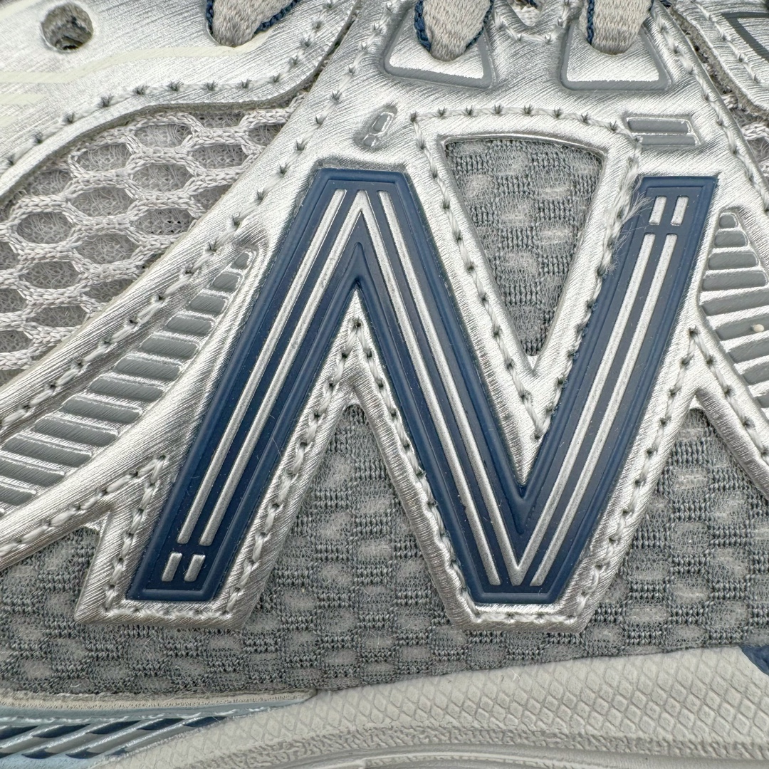 图片[15]-New Balance ML860 NB新百伦系列经典复古老爹风休闲运动慢跑鞋 860 是New Balance 著名的复古跑鞋型号，其heyday 需追溯至90 年代初期。最近，New Balance 回顾历史，以复兴860 为目标，推出这款经典跑鞋的全新升级版860 V2 ，而英国球鞋名所Footpatrol 也为这双新生款型打造一辑特别型录。新版本将N-ergy 与Acteva Lite 技术巧妙融合，其中前者可吸收冲击力，具优越减震性与弹性，而后者则使860 V2 保持轻巧、光滑的外观轮廓。球鞋采用开放式网眼制成，并附带恰到好处的金属饰面，亦为传统运动鞋带去更浓郁的现代气息。860 V2 在具备专业跑步鞋韧性的同时，也拥有围绕生活方式哲学而诞生的时髦感，不仅能够匹配日常风格，还适合用以塑造urban style，各位city boy 不要错过了。尺码：35 36 37 37.5 38 38.5 39.5 40 40.5 41 42 42.5 43 44-选品中心