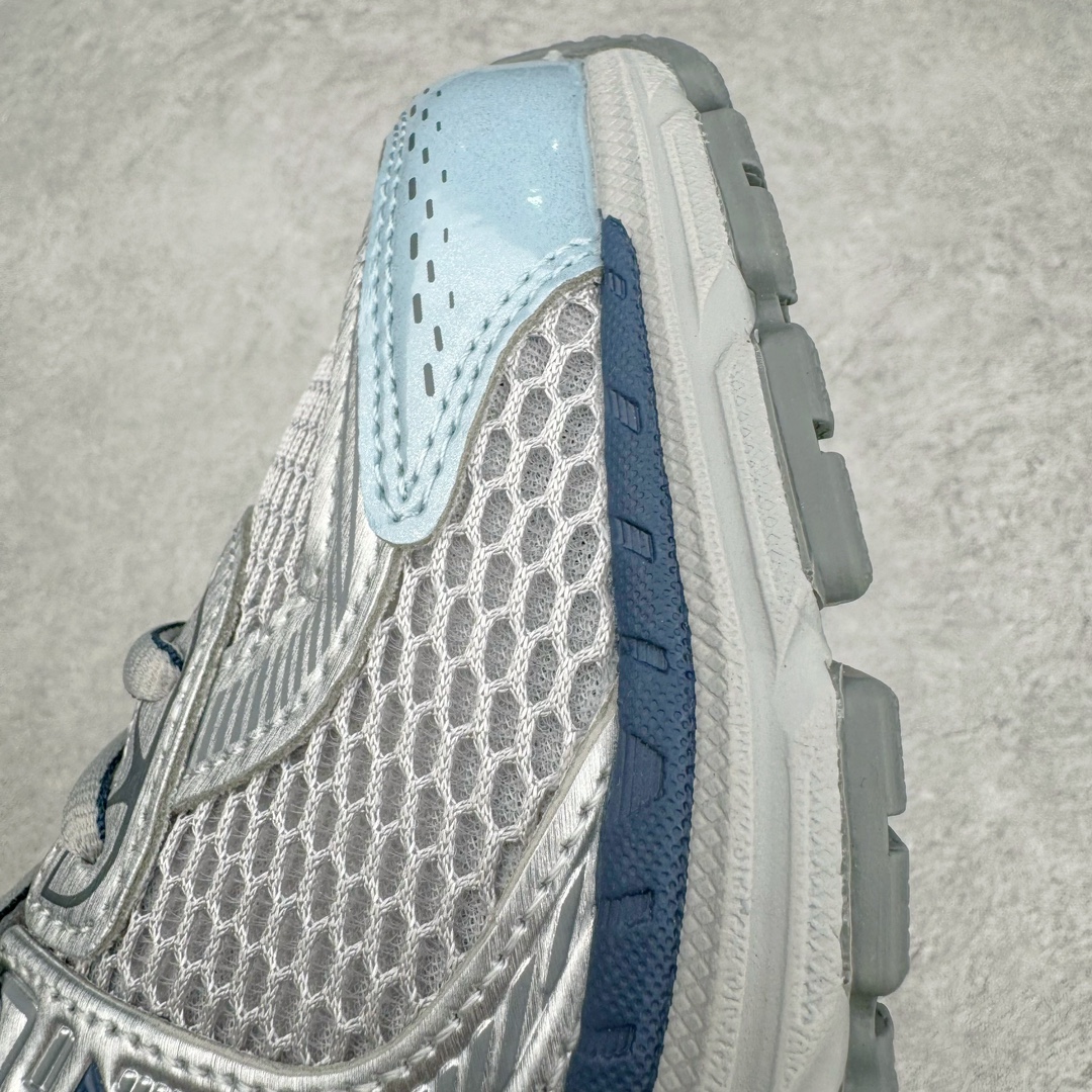 图片[12]-New Balance ML860 NB新百伦系列经典复古老爹风休闲运动慢跑鞋 860 是New Balance 著名的复古跑鞋型号，其heyday 需追溯至90 年代初期。最近，New Balance 回顾历史，以复兴860 为目标，推出这款经典跑鞋的全新升级版860 V2 ，而英国球鞋名所Footpatrol 也为这双新生款型打造一辑特别型录。新版本将N-ergy 与Acteva Lite 技术巧妙融合，其中前者可吸收冲击力，具优越减震性与弹性，而后者则使860 V2 保持轻巧、光滑的外观轮廓。球鞋采用开放式网眼制成，并附带恰到好处的金属饰面，亦为传统运动鞋带去更浓郁的现代气息。860 V2 在具备专业跑步鞋韧性的同时，也拥有围绕生活方式哲学而诞生的时髦感，不仅能够匹配日常风格，还适合用以塑造urban style，各位city boy 不要错过了。尺码：35 36 37 37.5 38 38.5 39.5 40 40.5 41 42 42.5 43 44-选品中心