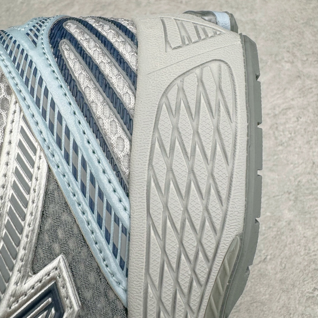 图片[14]-New Balance ML860 NB新百伦系列经典复古老爹风休闲运动慢跑鞋 860 是New Balance 著名的复古跑鞋型号，其heyday 需追溯至90 年代初期。最近，New Balance 回顾历史，以复兴860 为目标，推出这款经典跑鞋的全新升级版860 V2 ，而英国球鞋名所Footpatrol 也为这双新生款型打造一辑特别型录。新版本将N-ergy 与Acteva Lite 技术巧妙融合，其中前者可吸收冲击力，具优越减震性与弹性，而后者则使860 V2 保持轻巧、光滑的外观轮廓。球鞋采用开放式网眼制成，并附带恰到好处的金属饰面，亦为传统运动鞋带去更浓郁的现代气息。860 V2 在具备专业跑步鞋韧性的同时，也拥有围绕生活方式哲学而诞生的时髦感，不仅能够匹配日常风格，还适合用以塑造urban style，各位city boy 不要错过了。尺码：35 36 37 37.5 38 38.5 39.5 40 40.5 41 42 42.5 43 44-选品中心